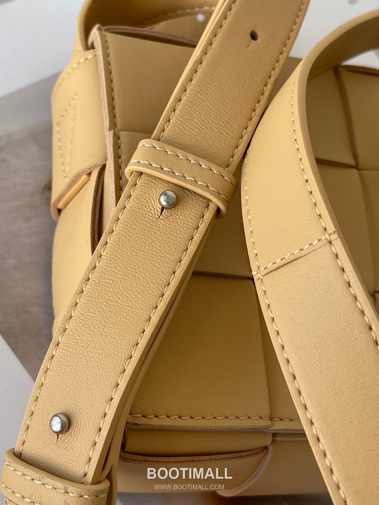 Bottega Veneta Cassette Intrecciato Lambskin Crossbody Bag with Triangle Stitch Detail 보테가베네타 카세트 인트레치아토 램스킨 크로스바디백 삼각 스티치 23cm 4