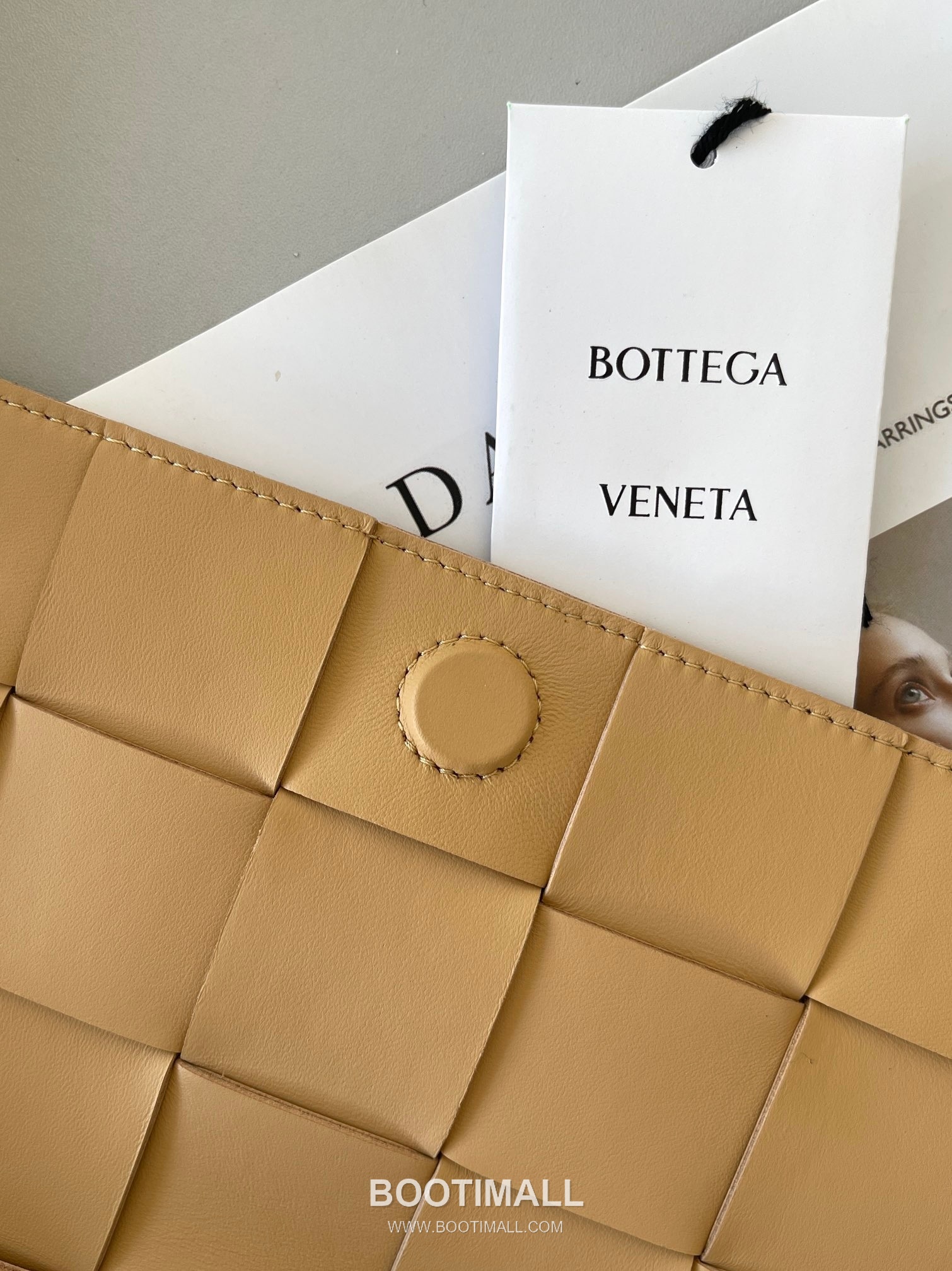 Bottega Veneta Cassette Intrecciato Lambskin Crossbody Bag with Triangle Stitch Detail 보테가베네타 카세트 인트레치아토 램스킨 크로스바디백 삼각 스티치 23cm 5