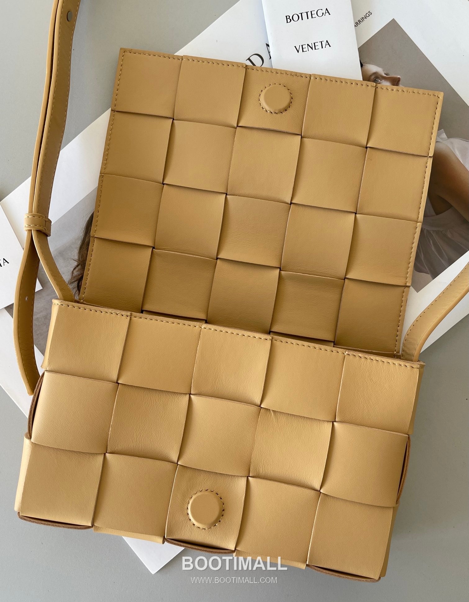 Bottega Veneta Cassette Intrecciato Lambskin Crossbody Bag with Triangle Stitch Detail 보테가베네타 카세트 인트레치아토 램스킨 크로스바디백 삼각 스티치 23cm 6
