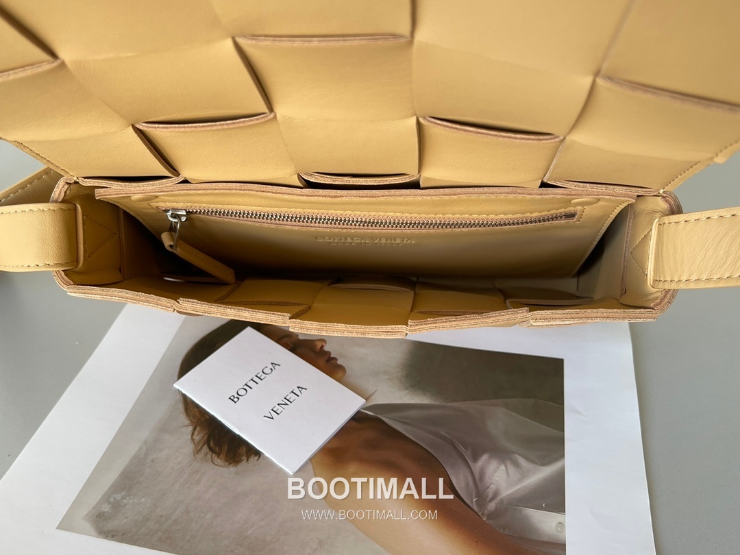 Bottega Veneta Cassette Intrecciato Lambskin Crossbody Bag with Triangle Stitch Detail 보테가베네타 카세트 인트레치아토 램스킨 크로스바디백 삼각 스티치 23cm 7