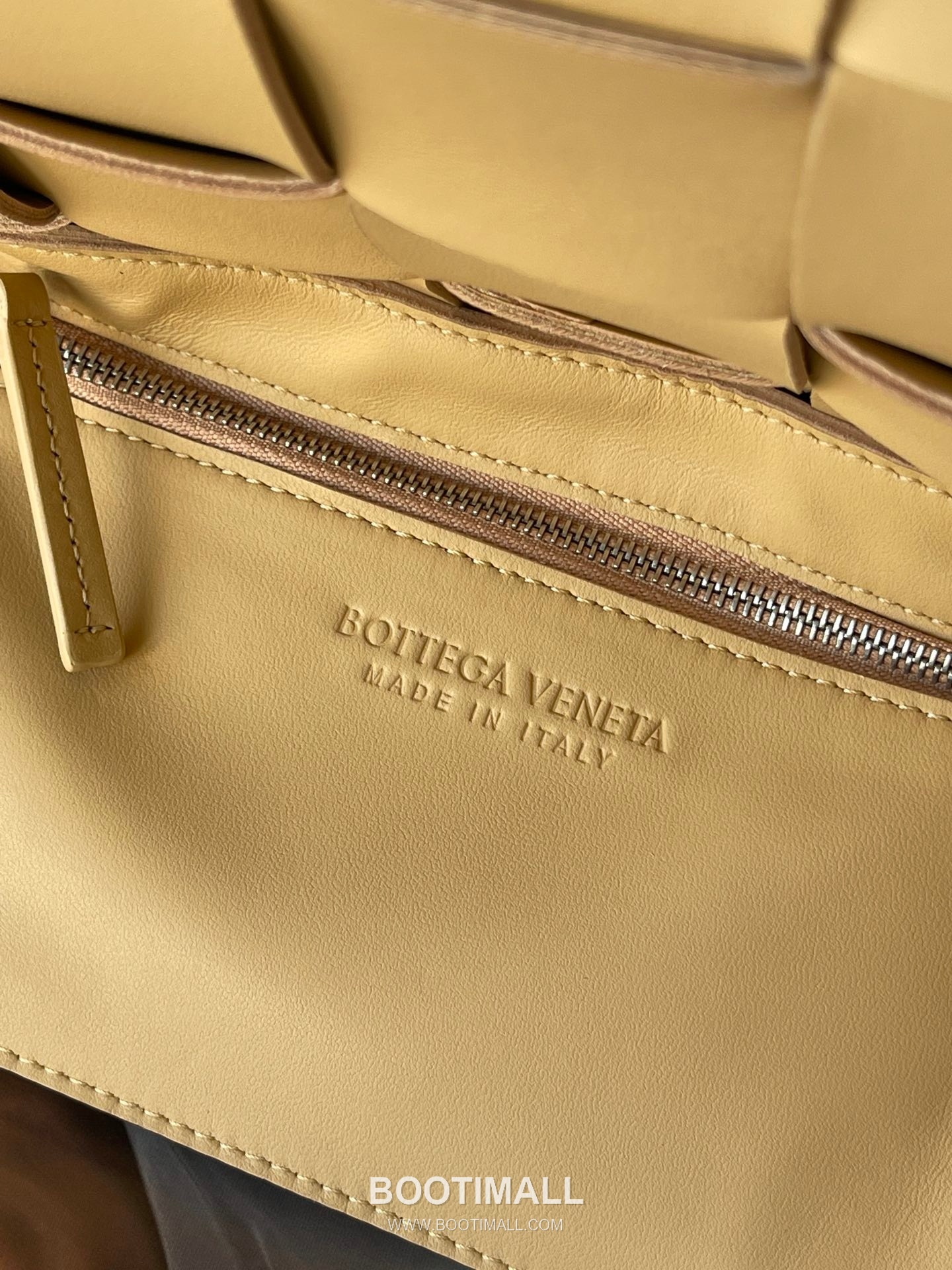 Bottega Veneta Cassette Intrecciato Lambskin Crossbody Bag with Triangle Stitch Detail 보테가베네타 카세트 인트레치아토 램스킨 크로스바디백 삼각 스티치 23cm 8