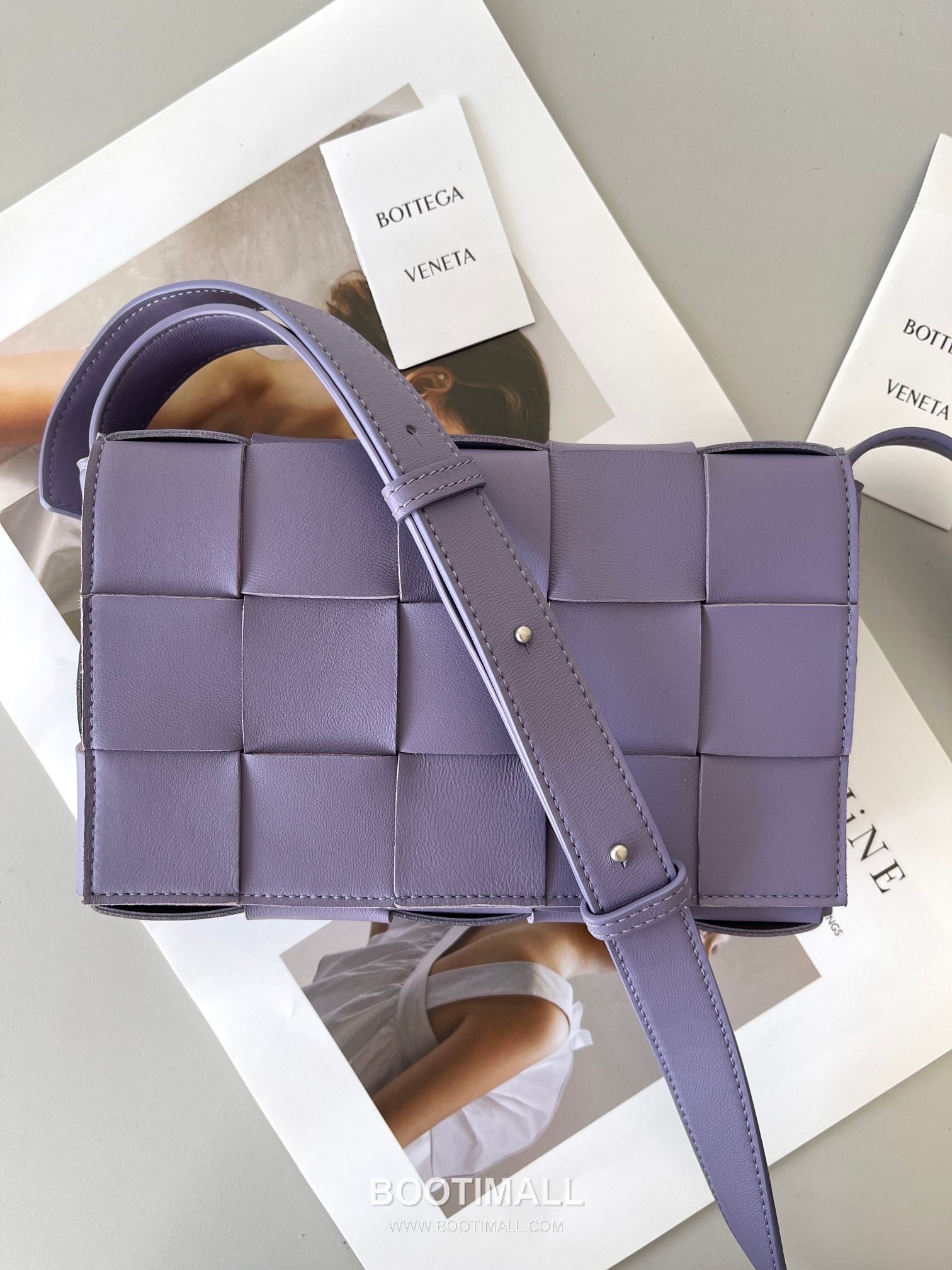 Bottega Veneta Cassette Intrecciato Lambskin Crossbody Bag with Triangle Stitch Detail 보테가베네타 카세트 인트레치아토 램스킨 크로스바디백 삼각 스티치 23cm 1