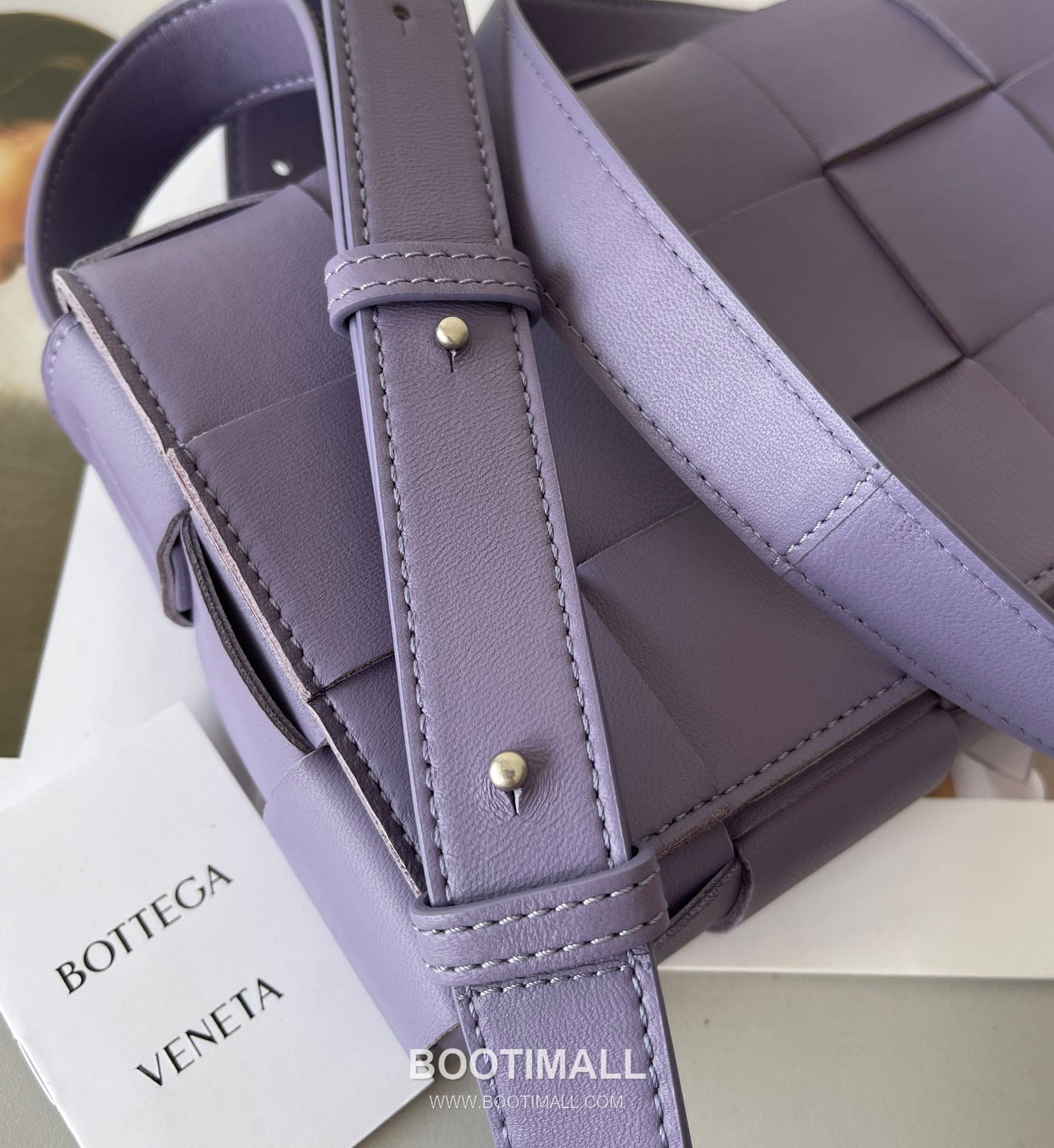 Bottega Veneta Cassette Intrecciato Lambskin Crossbody Bag with Triangle Stitch Detail 보테가베네타 카세트 인트레치아토 램스킨 크로스바디백 삼각 스티치 23cm 2