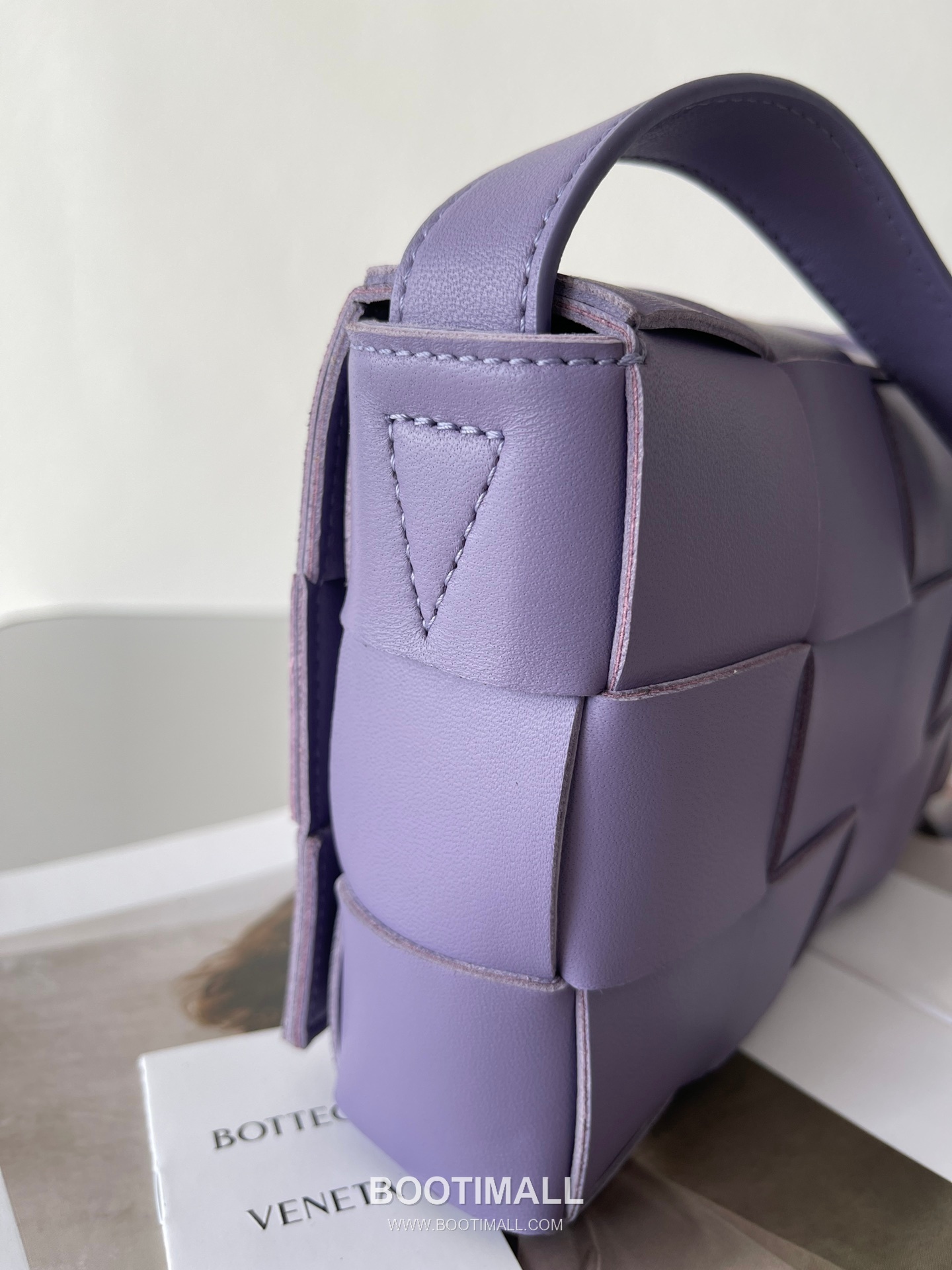 Bottega Veneta Cassette Intrecciato Lambskin Crossbody Bag with Triangle Stitch Detail 보테가베네타 카세트 인트레치아토 램스킨 크로스바디백 삼각 스티치 23cm 4