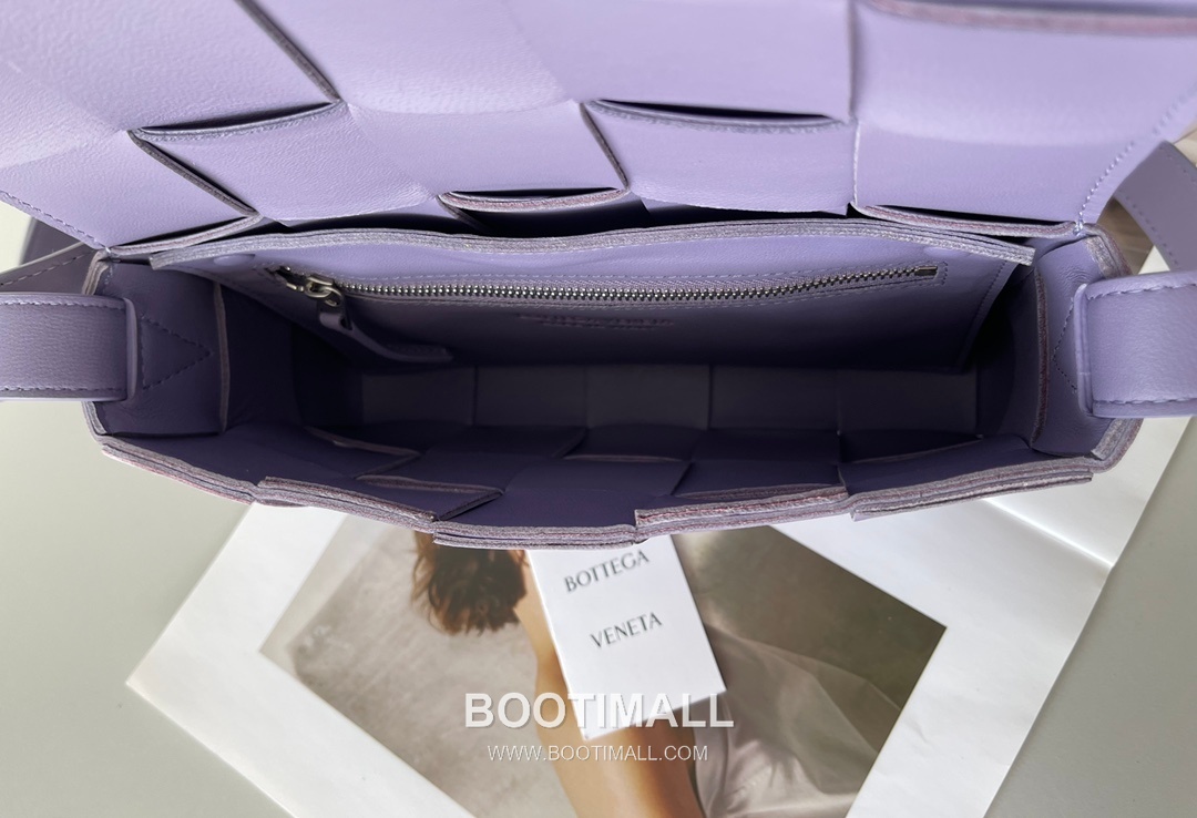 Bottega Veneta Cassette Intrecciato Lambskin Crossbody Bag with Triangle Stitch Detail 보테가베네타 카세트 인트레치아토 램스킨 크로스바디백 삼각 스티치 23cm 7