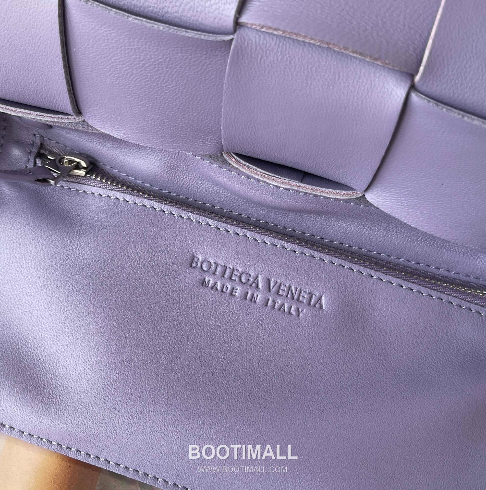 Bottega Veneta Cassette Intrecciato Lambskin Crossbody Bag with Triangle Stitch Detail 보테가베네타 카세트 인트레치아토 램스킨 크로스바디백 삼각 스티치 23cm 8