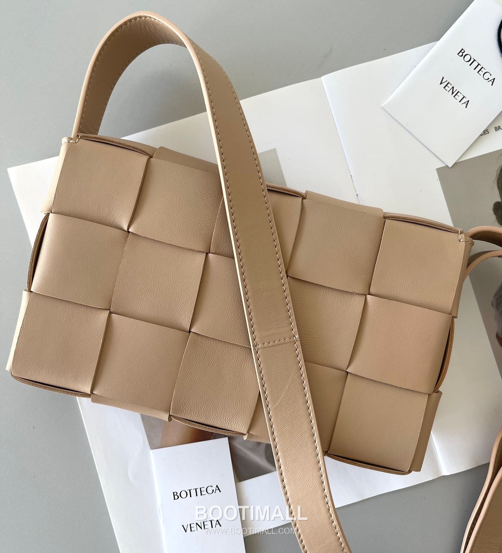 Bottega Veneta Cassette Intrecciato Lambskin Crossbody Bag with Triangle Stitch Detail 보테가베네타 카세트 인트레치아토 램스킨 크로스바디백 삼각 스티치 23cm 3