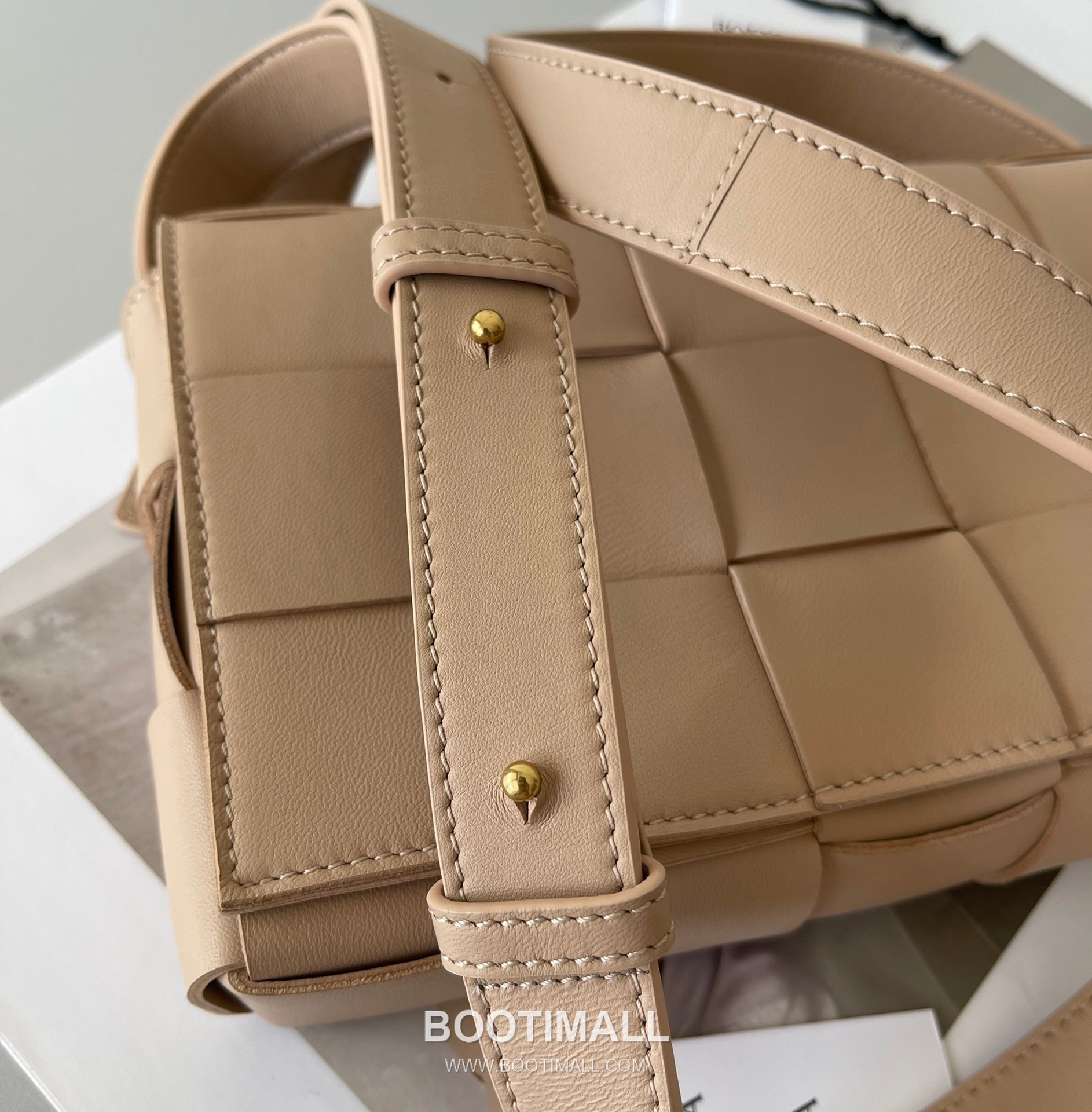 Bottega Veneta Cassette Intrecciato Lambskin Crossbody Bag with Triangle Stitch Detail 보테가베네타 카세트 인트레치아토 램스킨 크로스바디백 삼각 스티치 23cm 4