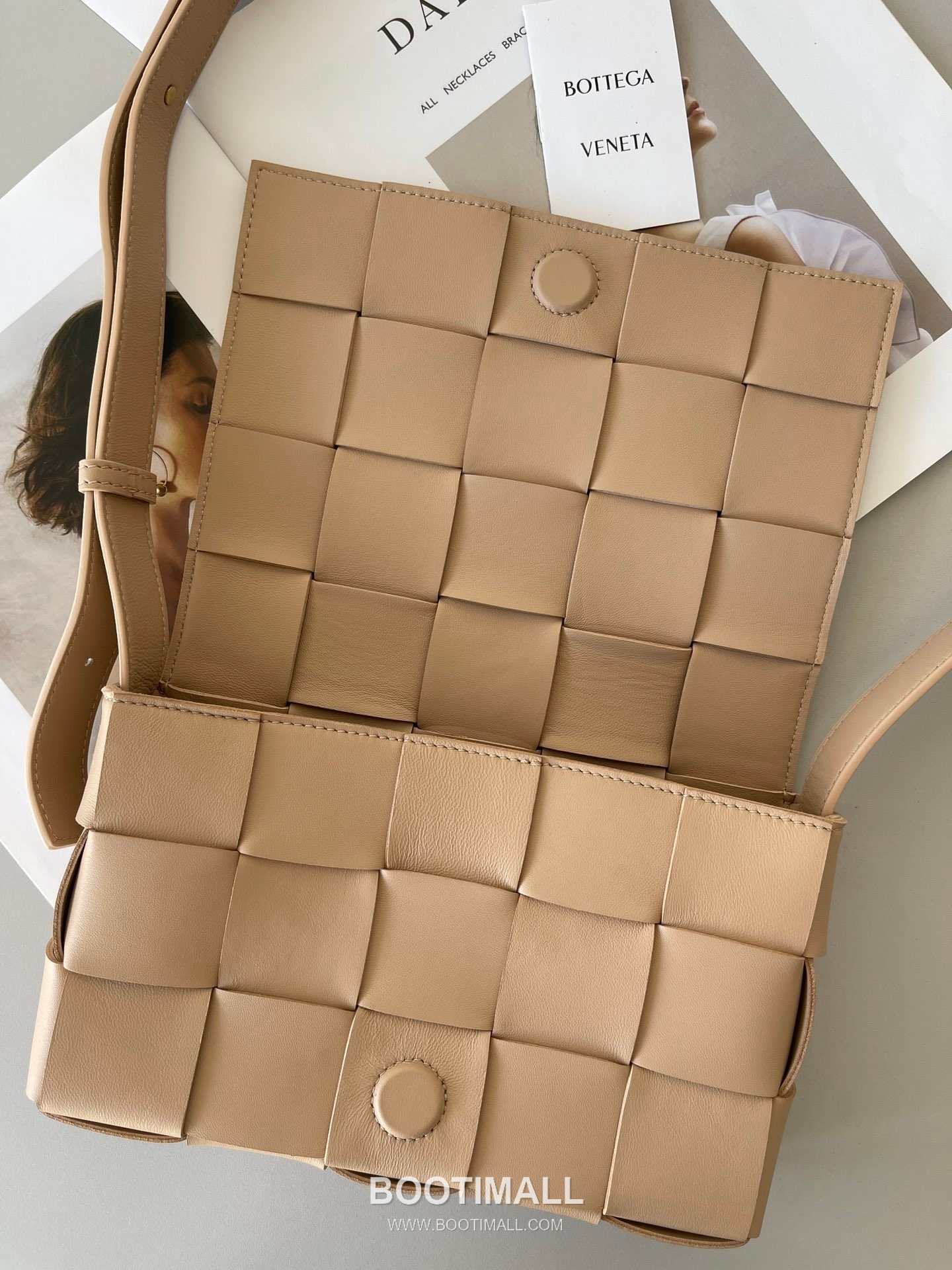 Bottega Veneta Cassette Intrecciato Lambskin Crossbody Bag with Triangle Stitch Detail 보테가베네타 카세트 인트레치아토 램스킨 크로스바디백 삼각 스티치 23cm 6