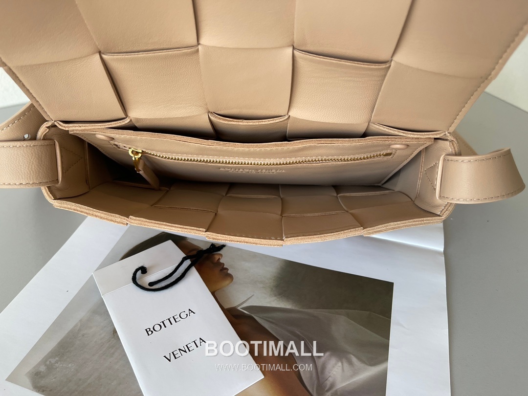 Bottega Veneta Cassette Intrecciato Lambskin Crossbody Bag with Triangle Stitch Detail 보테가베네타 카세트 인트레치아토 램스킨 크로스바디백 삼각 스티치 23cm 7