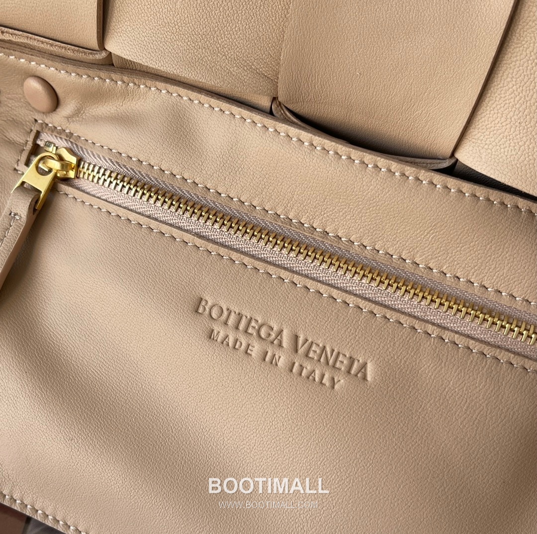 Bottega Veneta Cassette Intrecciato Lambskin Crossbody Bag with Triangle Stitch Detail 보테가베네타 카세트 인트레치아토 램스킨 크로스바디백 삼각 스티치 23cm 8