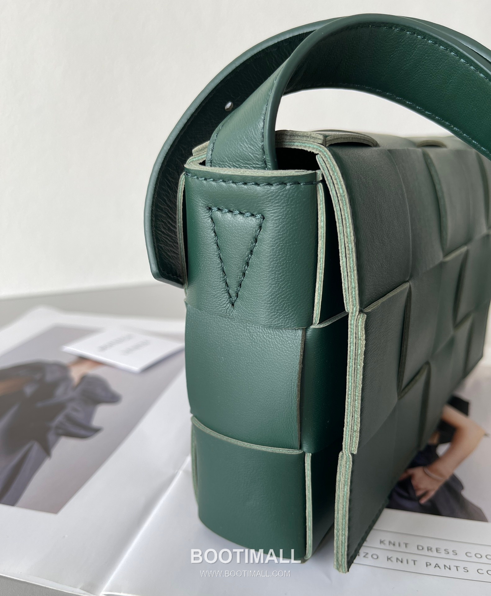 Bottega Veneta Cassette Intrecciato Lambskin Crossbody Bag with Triangle Stitch Detail 보테가베네타 카세트 인트레치아토 램스킨 크로스바디백 삼각 스티치 23cm 4