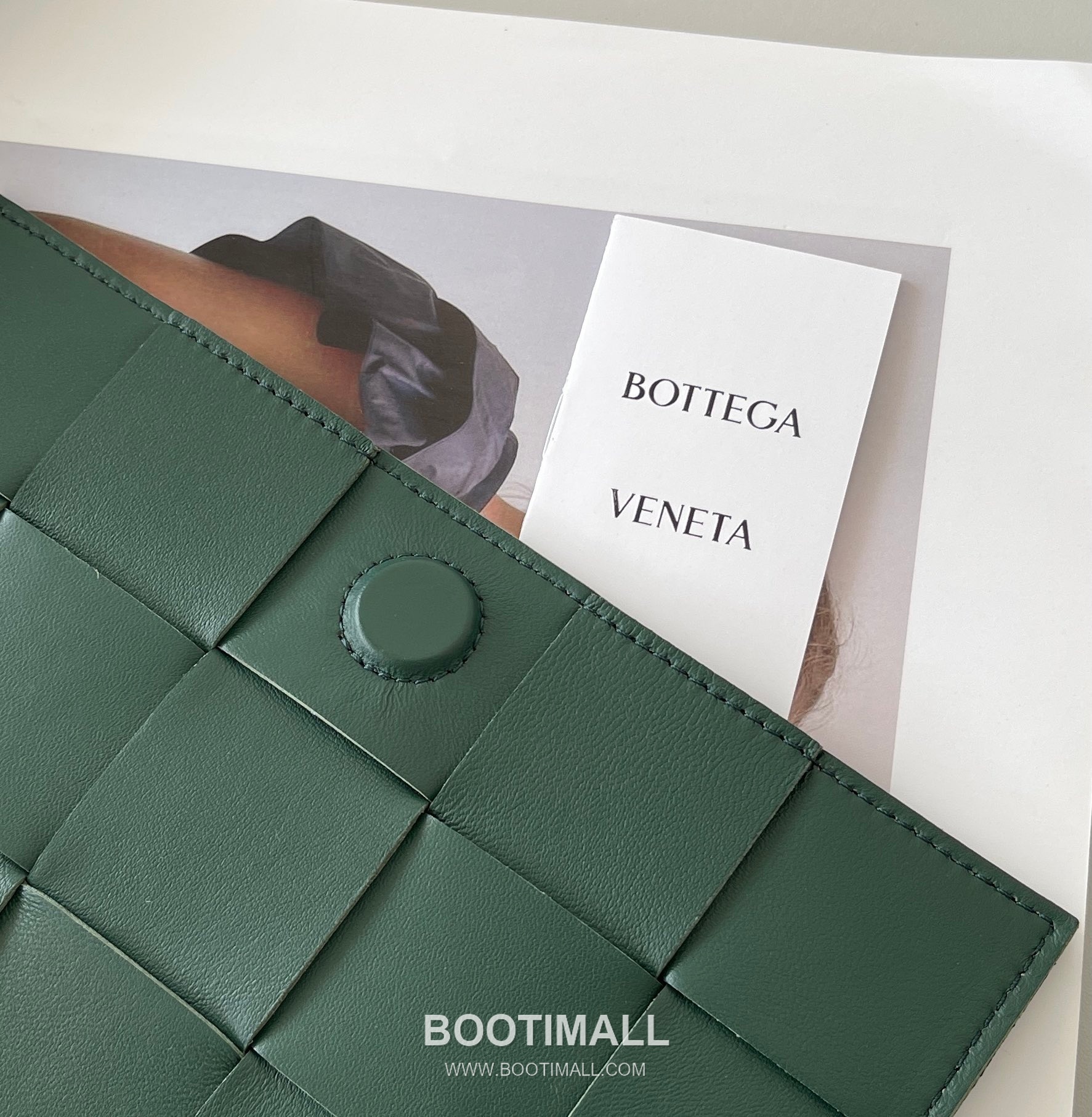 Bottega Veneta Cassette Intrecciato Lambskin Crossbody Bag with Triangle Stitch Detail 보테가베네타 카세트 인트레치아토 램스킨 크로스바디백 삼각 스티치 23cm 5