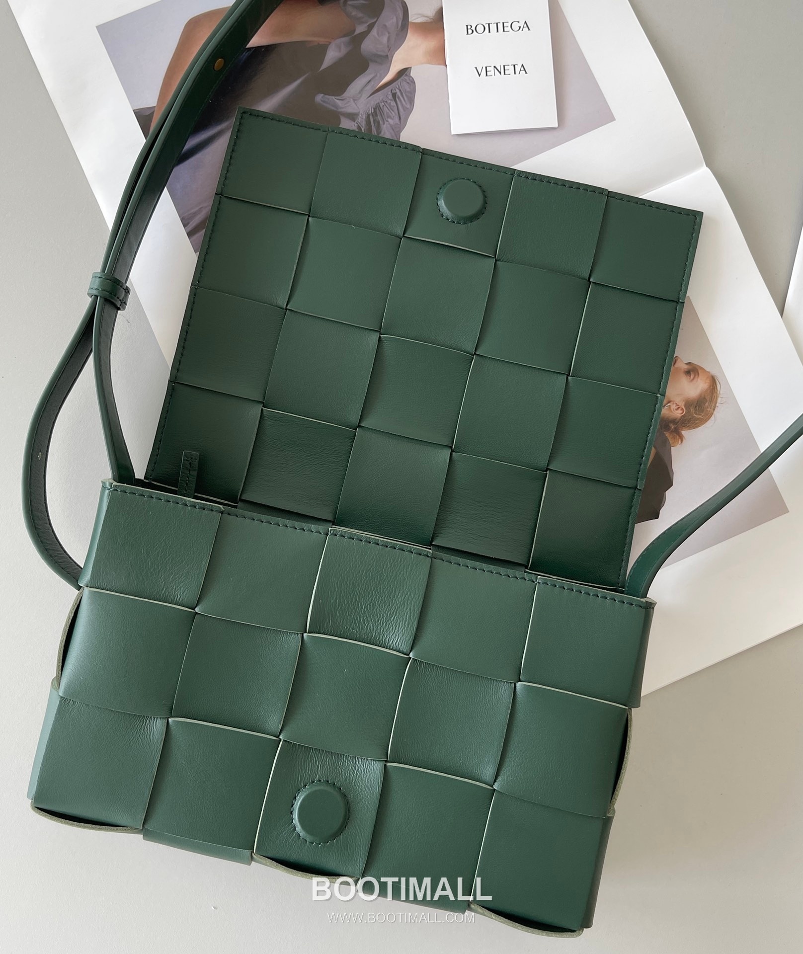 Bottega Veneta Cassette Intrecciato Lambskin Crossbody Bag with Triangle Stitch Detail 보테가베네타 카세트 인트레치아토 램스킨 크로스바디백 삼각 스티치 23cm 6