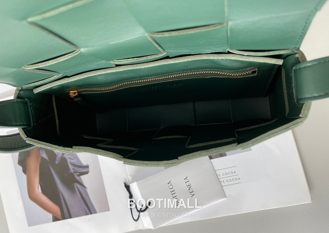 Bottega Veneta Cassette Intrecciato Lambskin Crossbody Bag with Triangle Stitch Detail 보테가베네타 카세트 인트레치아토 램스킨 크로스바디백 삼각 스티치 23cm 7