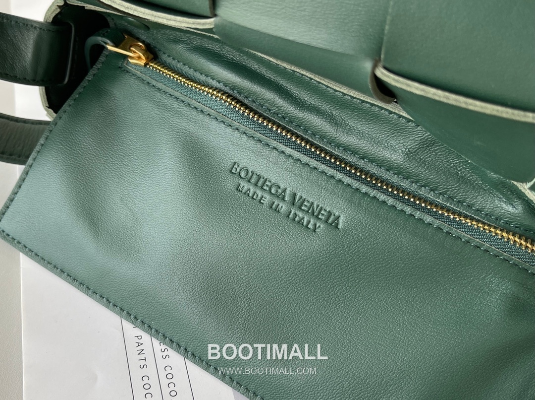 Bottega Veneta Cassette Intrecciato Lambskin Crossbody Bag with Triangle Stitch Detail 보테가베네타 카세트 인트레치아토 램스킨 크로스바디백 삼각 스티치 23cm 8