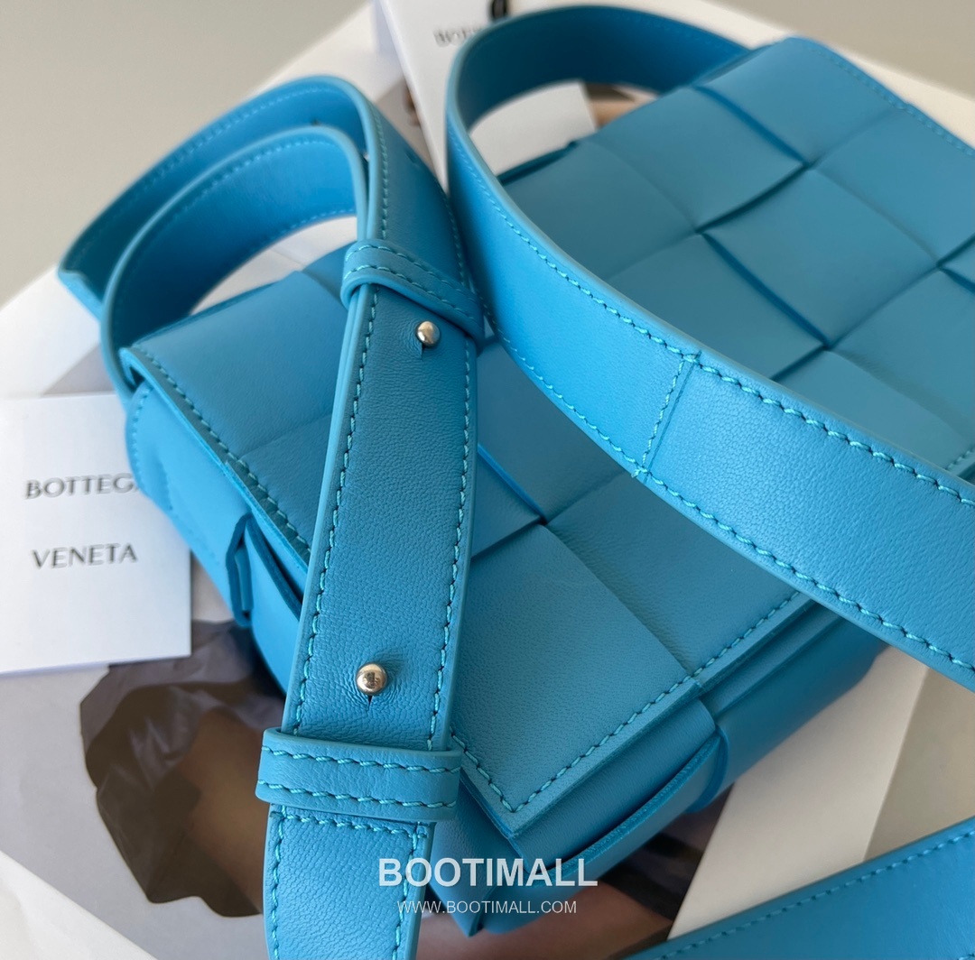 Bottega Veneta Cassette Intrecciato Lambskin Crossbody Bag with Triangle Stitch Detail 보테가베네타 카세트 인트레치아토 램스킨 크로스바디백 삼각 스티치 23cm 2