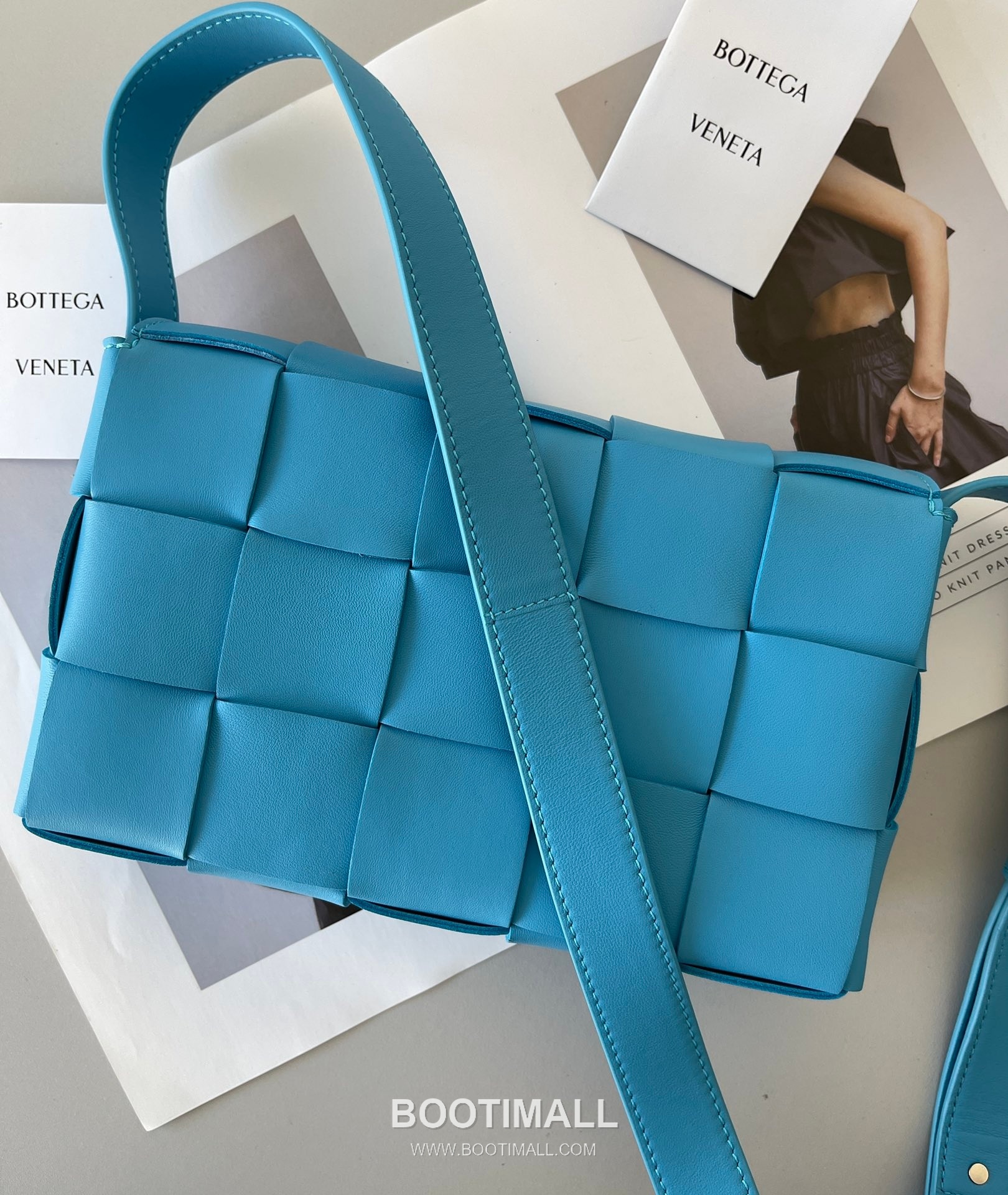 Bottega Veneta Cassette Intrecciato Lambskin Crossbody Bag with Triangle Stitch Detail 보테가베네타 카세트 인트레치아토 램스킨 크로스바디백 삼각 스티치 23cm 3