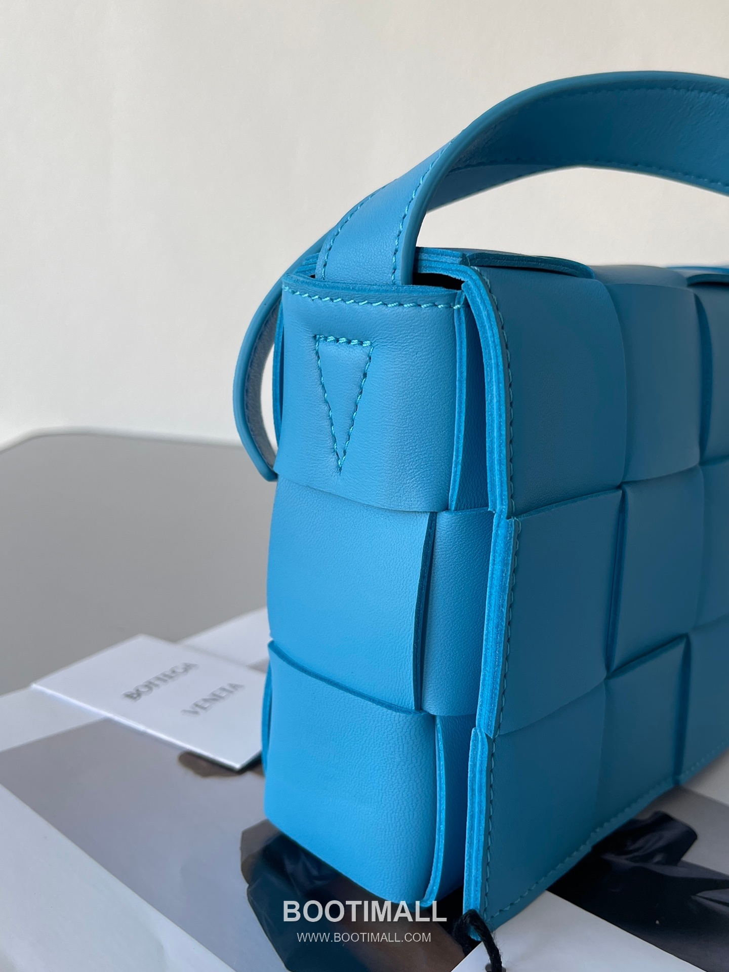 Bottega Veneta Cassette Intrecciato Lambskin Crossbody Bag with Triangle Stitch Detail 보테가베네타 카세트 인트레치아토 램스킨 크로스바디백 삼각 스티치 23cm 4