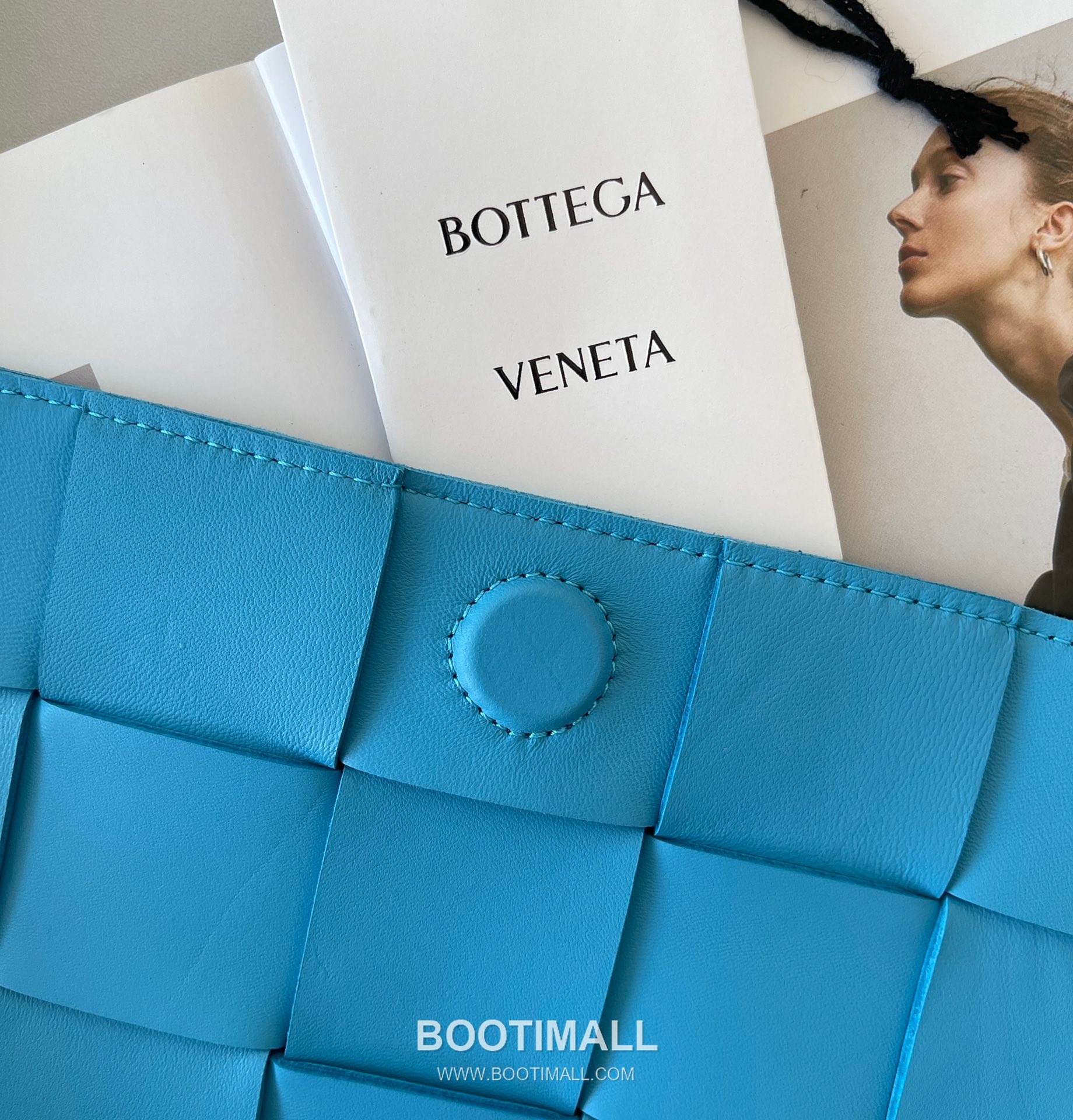 Bottega Veneta Cassette Intrecciato Lambskin Crossbody Bag with Triangle Stitch Detail 보테가베네타 카세트 인트레치아토 램스킨 크로스바디백 삼각 스티치 23cm 5
