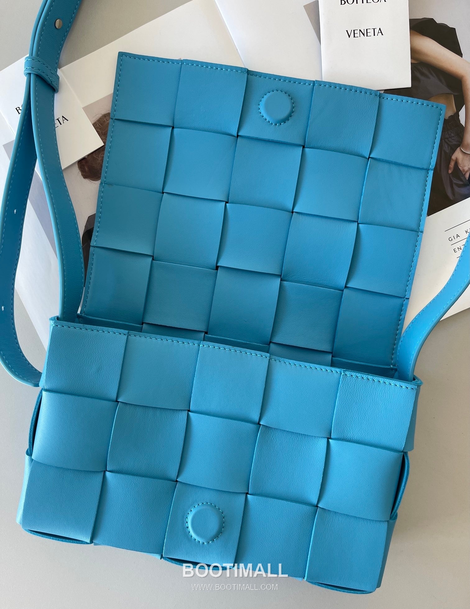 Bottega Veneta Cassette Intrecciato Lambskin Crossbody Bag with Triangle Stitch Detail 보테가베네타 카세트 인트레치아토 램스킨 크로스바디백 삼각 스티치 23cm 6