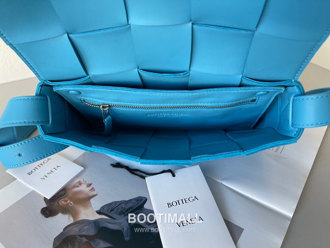 Bottega Veneta Cassette Intrecciato Lambskin Crossbody Bag with Triangle Stitch Detail 보테가베네타 카세트 인트레치아토 램스킨 크로스바디백 삼각 스티치 23cm 7