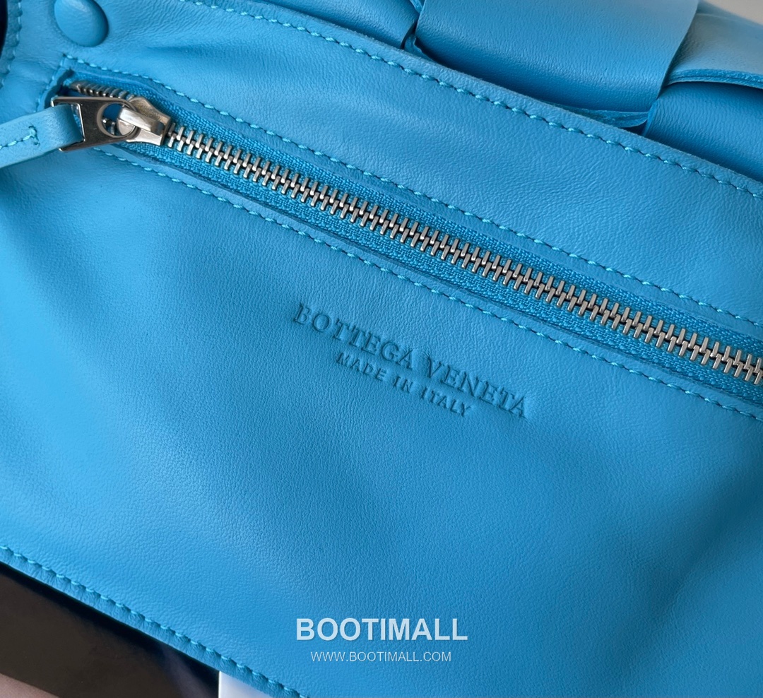 Bottega Veneta Cassette Intrecciato Lambskin Crossbody Bag with Triangle Stitch Detail 보테가베네타 카세트 인트레치아토 램스킨 크로스바디백 삼각 스티치 23cm 8