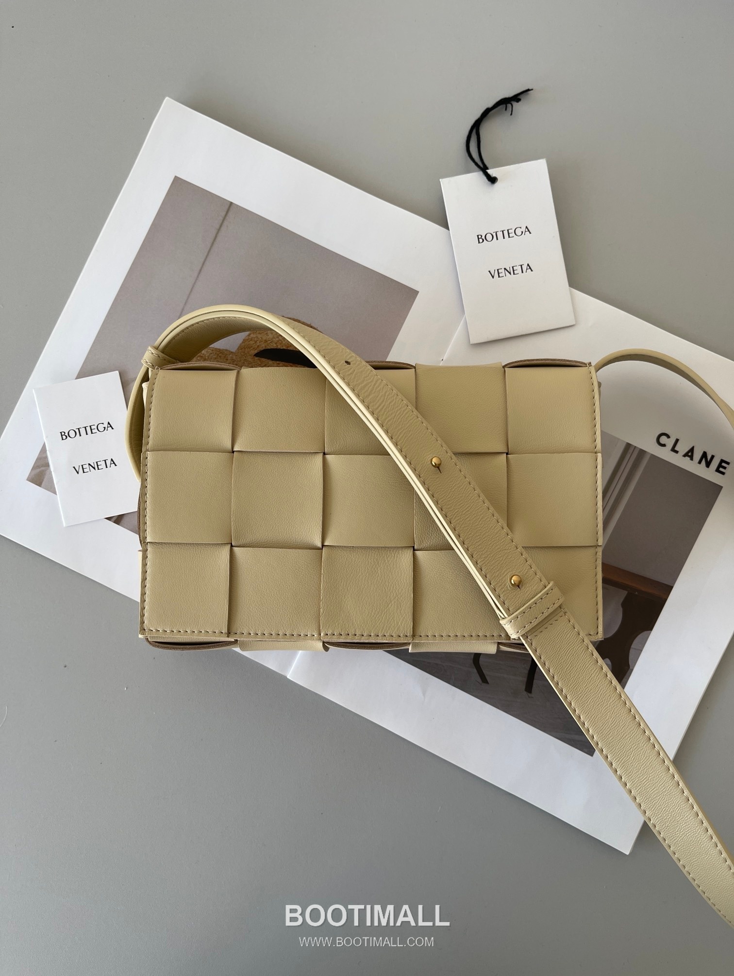 Bottega Veneta Cassette Intrecciato Lambskin Crossbody Bag with Triangle Stitch Detail 보테가베네타 카세트 인트레치아토 램스킨 크로스바디백 삼각 스티치 23cm 1