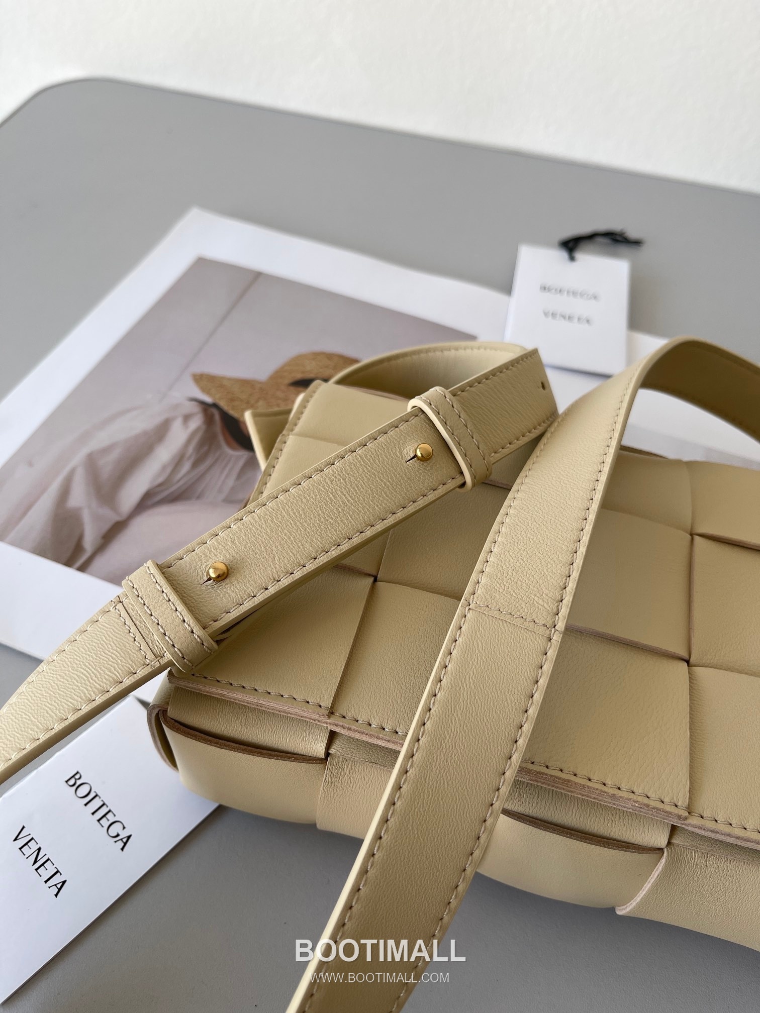 Bottega Veneta Cassette Intrecciato Lambskin Crossbody Bag with Triangle Stitch Detail 보테가베네타 카세트 인트레치아토 램스킨 크로스바디백 삼각 스티치 23cm 2