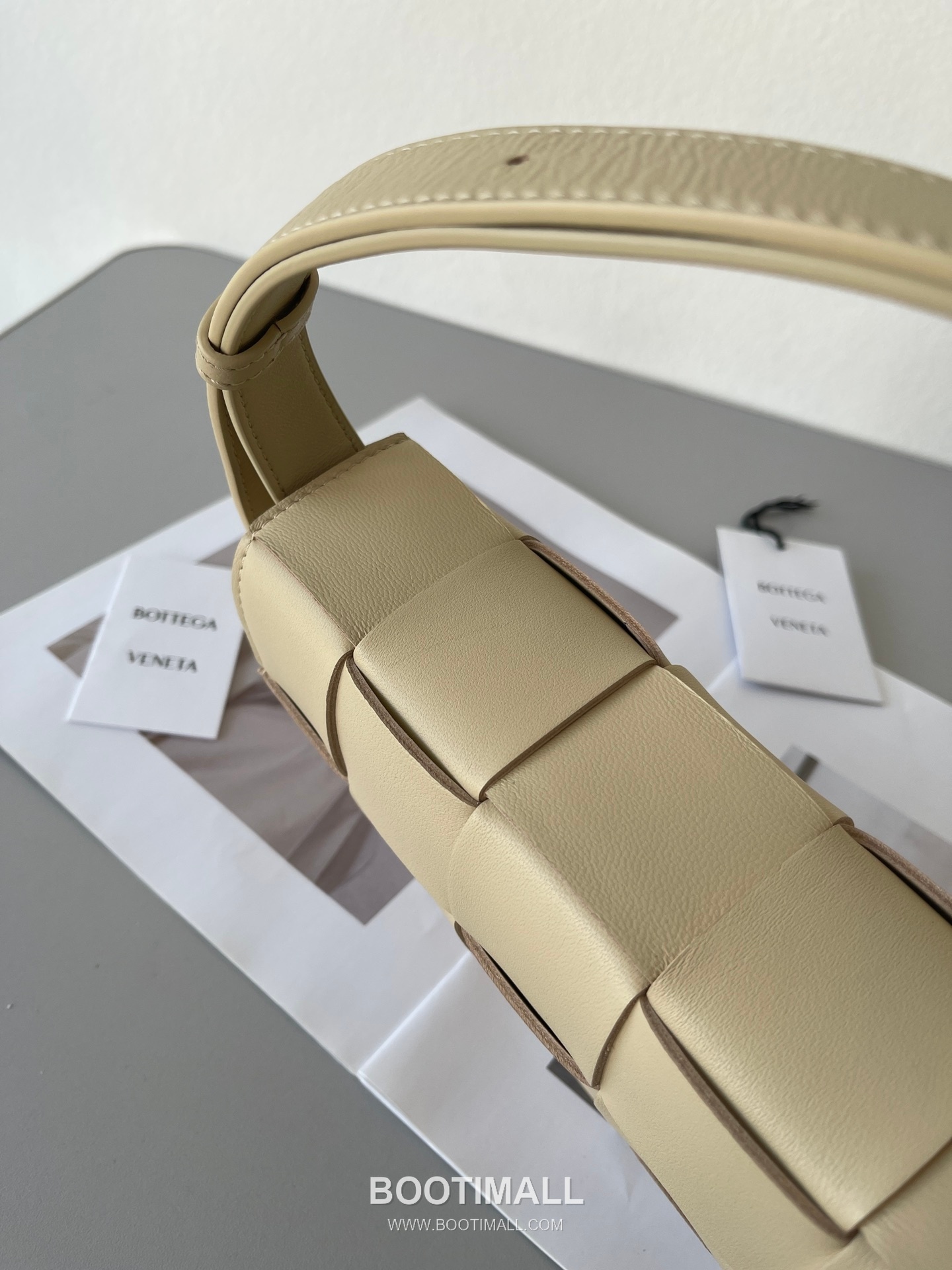 Bottega Veneta Cassette Intrecciato Lambskin Crossbody Bag with Triangle Stitch Detail 보테가베네타 카세트 인트레치아토 램스킨 크로스바디백 삼각 스티치 23cm 4