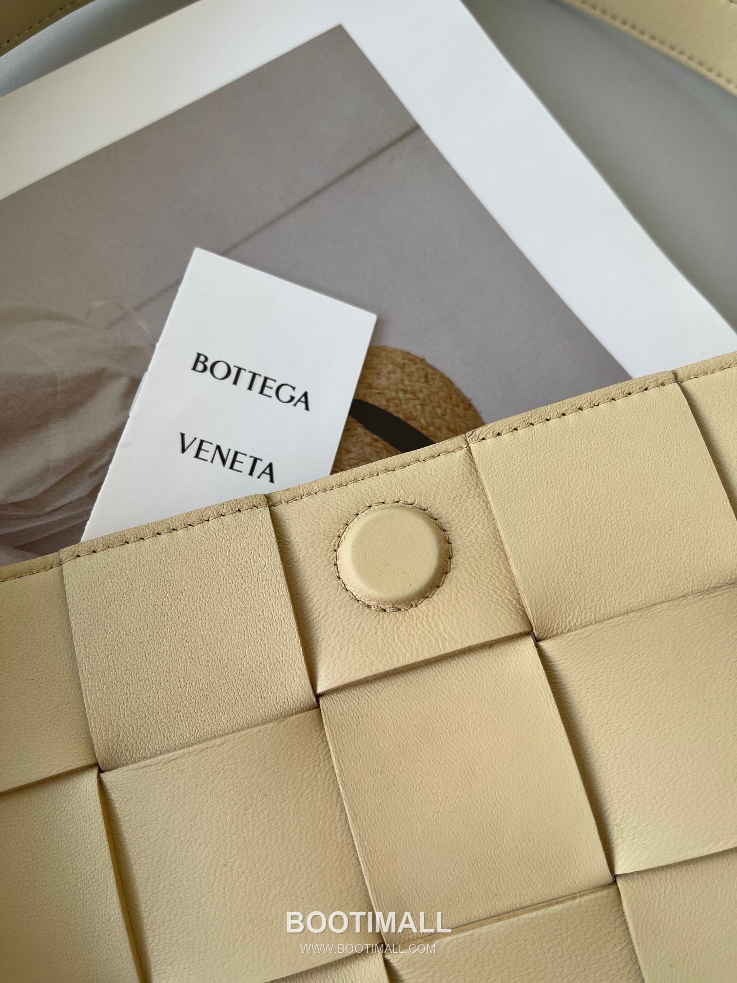 Bottega Veneta Cassette Intrecciato Lambskin Crossbody Bag with Triangle Stitch Detail 보테가베네타 카세트 인트레치아토 램스킨 크로스바디백 삼각 스티치 23cm 5