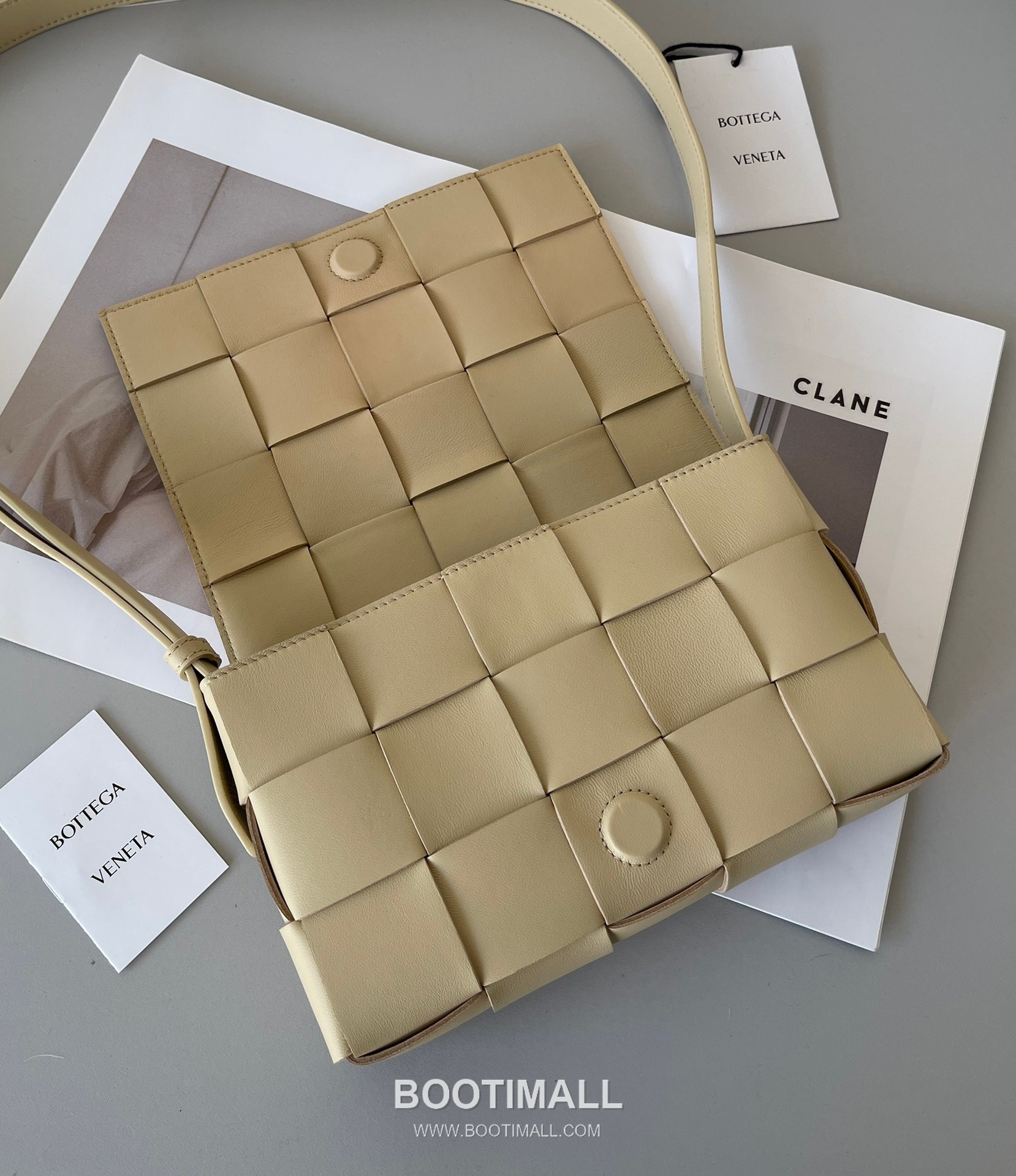 Bottega Veneta Cassette Intrecciato Lambskin Crossbody Bag with Triangle Stitch Detail 보테가베네타 카세트 인트레치아토 램스킨 크로스바디백 삼각 스티치 23cm 6