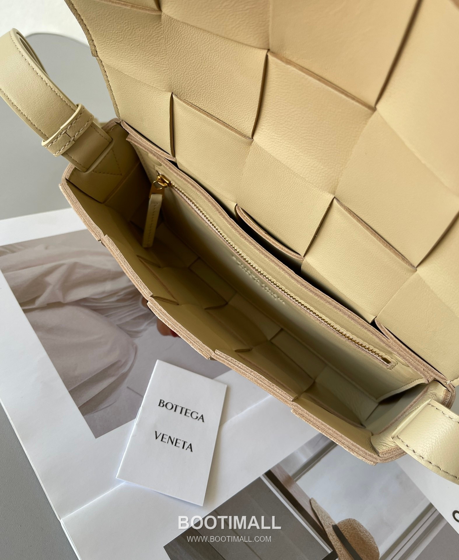 Bottega Veneta Cassette Intrecciato Lambskin Crossbody Bag with Triangle Stitch Detail 보테가베네타 카세트 인트레치아토 램스킨 크로스바디백 삼각 스티치 23cm 7