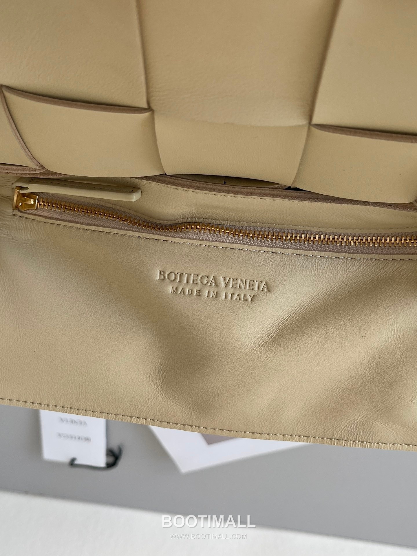 Bottega Veneta Cassette Intrecciato Lambskin Crossbody Bag with Triangle Stitch Detail 보테가베네타 카세트 인트레치아토 램스킨 크로스바디백 삼각 스티치 23cm 8