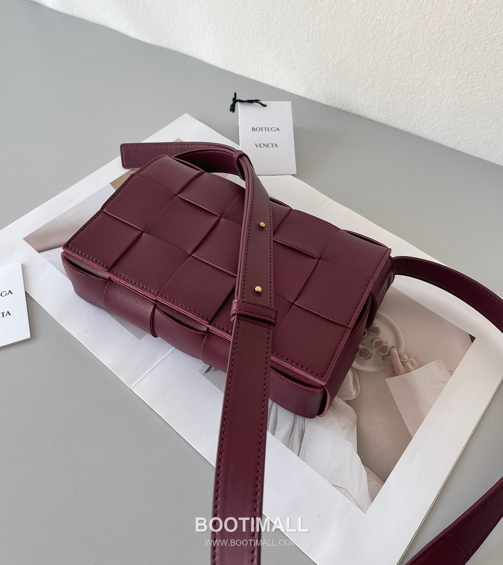 Bottega Veneta Cassette Intrecciato Lambskin Crossbody Bag with Triangle Stitch Detail 보테가베네타 카세트 인트레치아토 램스킨 크로스바디백 삼각 스티치 23cm 3