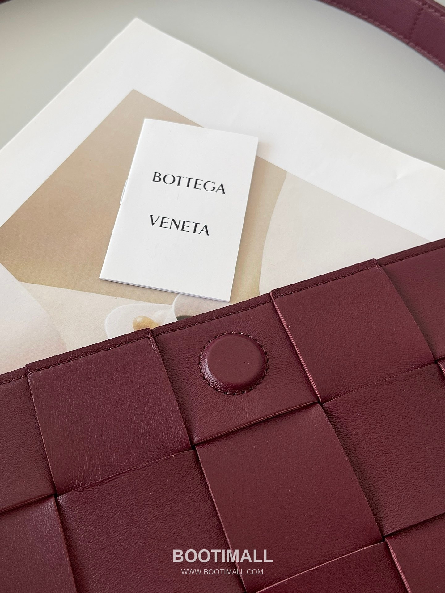 Bottega Veneta Cassette Intrecciato Lambskin Crossbody Bag with Triangle Stitch Detail 보테가베네타 카세트 인트레치아토 램스킨 크로스바디백 삼각 스티치 23cm 5