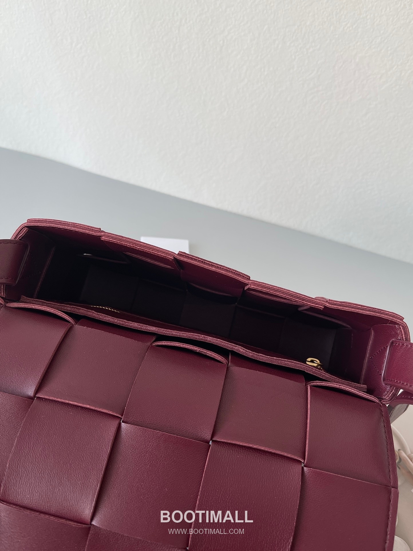 Bottega Veneta Cassette Intrecciato Lambskin Crossbody Bag with Triangle Stitch Detail 보테가베네타 카세트 인트레치아토 램스킨 크로스바디백 삼각 스티치 23cm 7