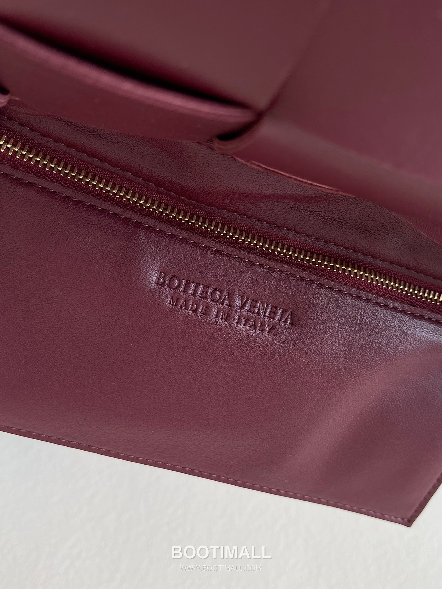 Bottega Veneta Cassette Intrecciato Lambskin Crossbody Bag with Triangle Stitch Detail 보테가베네타 카세트 인트레치아토 램스킨 크로스바디백 삼각 스티치 23cm 8