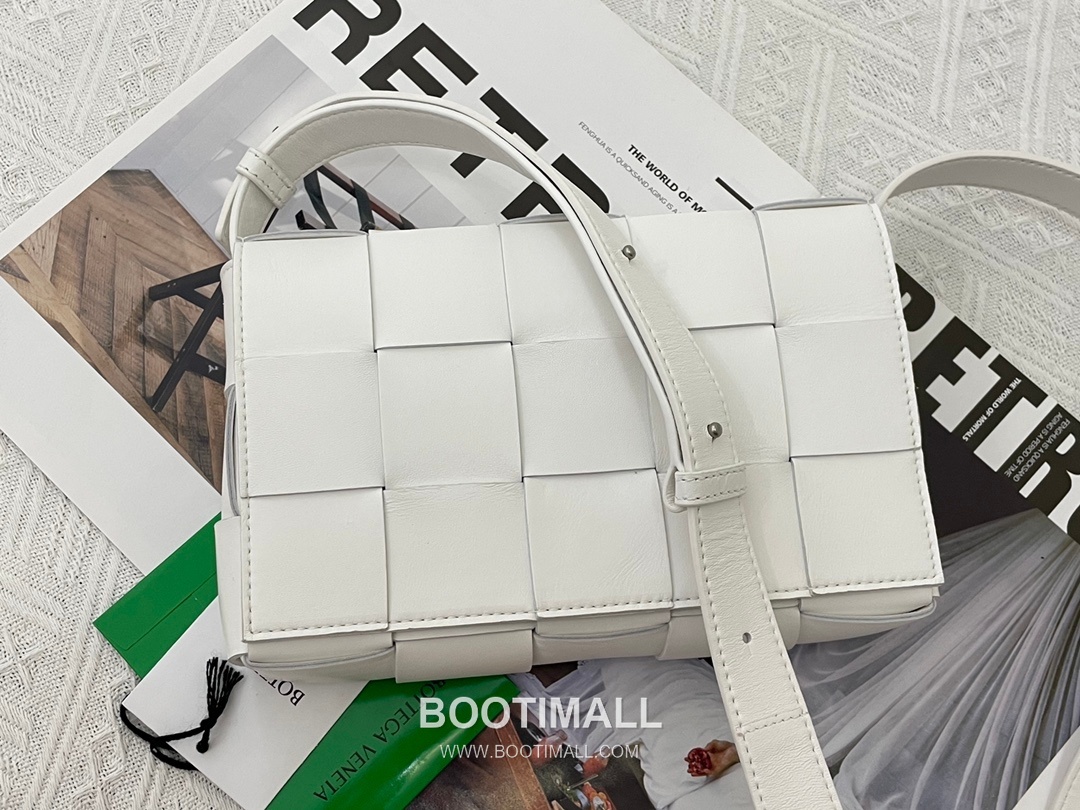 Bottega Veneta Cassette Intrecciato Lambskin Crossbody Bag with Triangle Stitch Detail 보테가베네타 카세트 인트레치아토 램스킨 크로스바디백 삼각 스티치 23cm 1