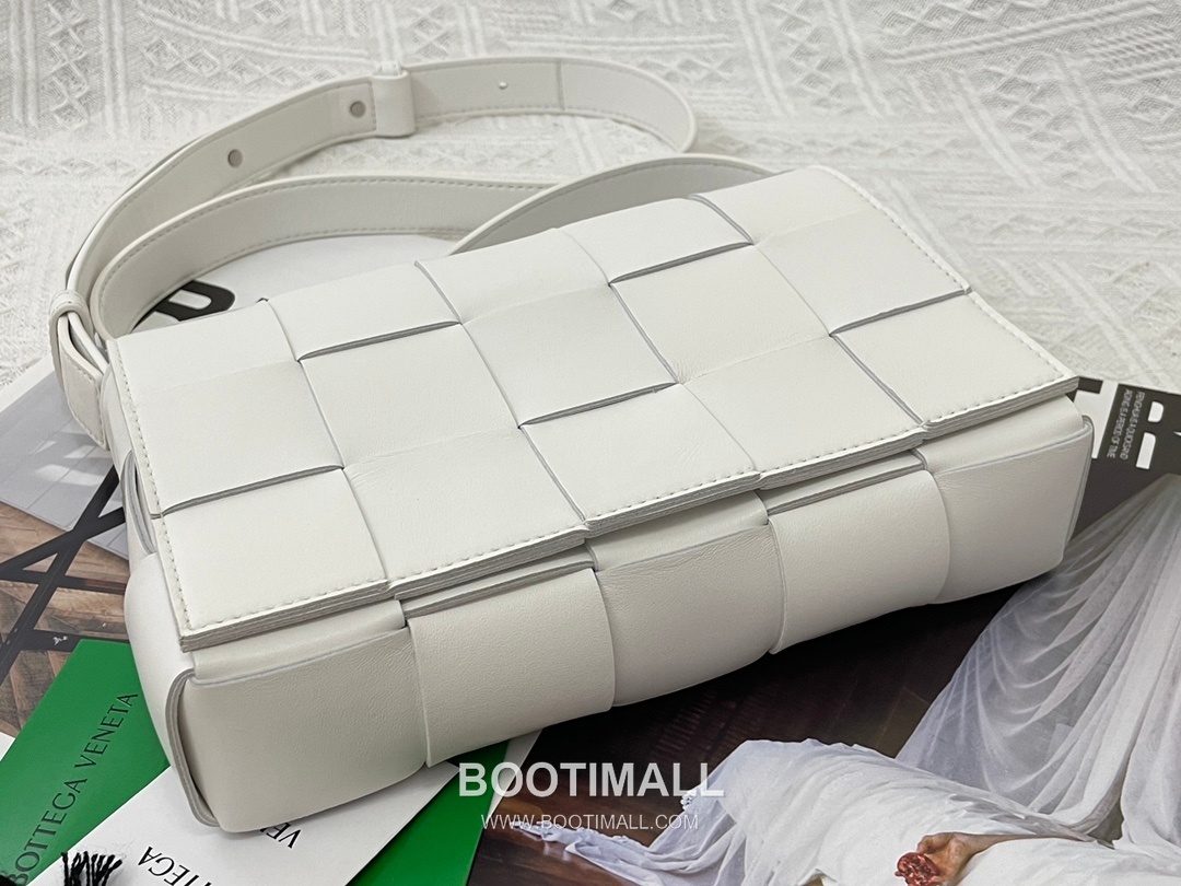 Bottega Veneta Cassette Intrecciato Lambskin Crossbody Bag with Triangle Stitch Detail 보테가베네타 카세트 인트레치아토 램스킨 크로스바디백 삼각 스티치 23cm 4