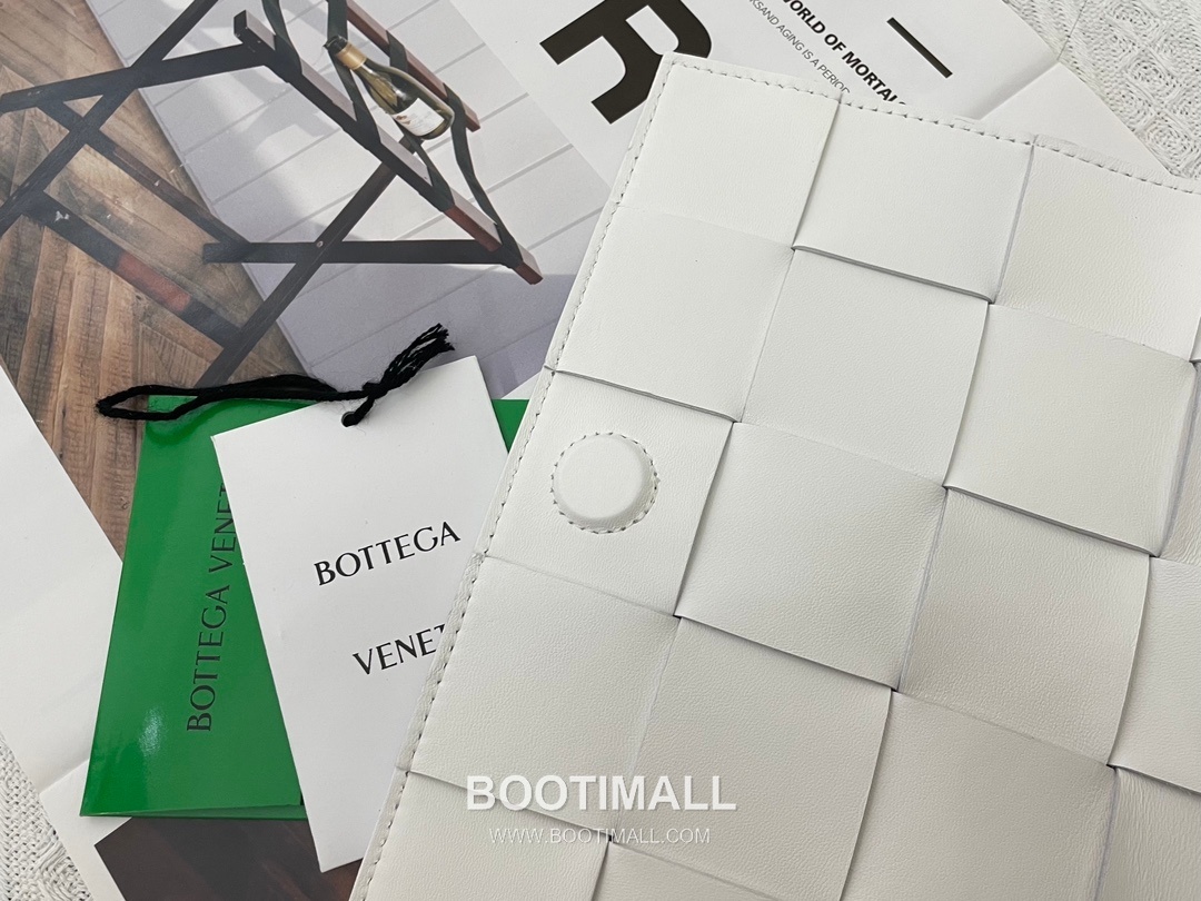 Bottega Veneta Cassette Intrecciato Lambskin Crossbody Bag with Triangle Stitch Detail 보테가베네타 카세트 인트레치아토 램스킨 크로스바디백 삼각 스티치 23cm 6