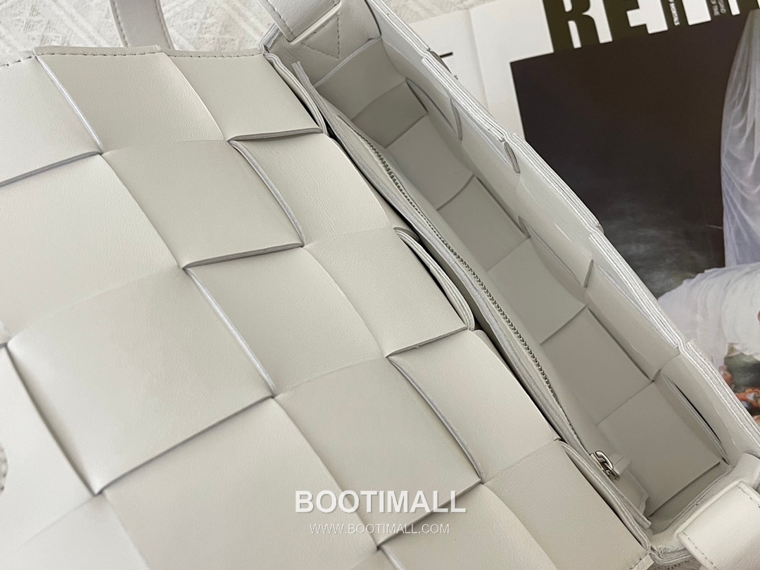 Bottega Veneta Cassette Intrecciato Lambskin Crossbody Bag with Triangle Stitch Detail 보테가베네타 카세트 인트레치아토 램스킨 크로스바디백 삼각 스티치 23cm 7