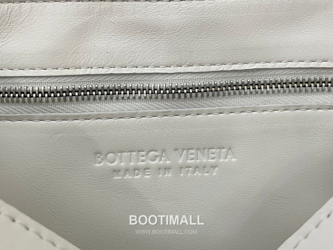 Bottega Veneta Cassette Intrecciato Lambskin Crossbody Bag with Triangle Stitch Detail 보테가베네타 카세트 인트레치아토 램스킨 크로스바디백 삼각 스티치 23cm 8