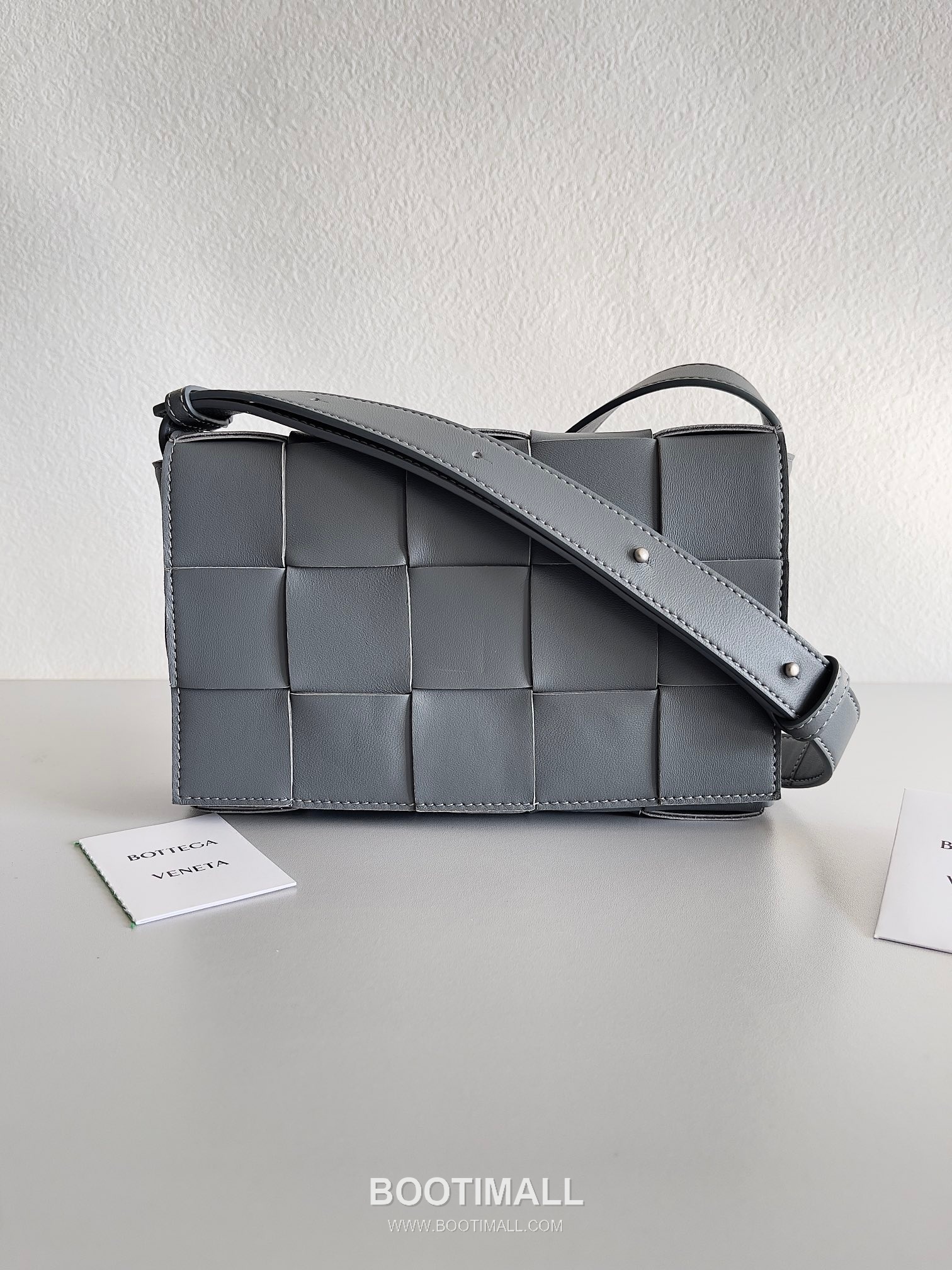 Bottega Veneta Cassette Intrecciato Lambskin Crossbody Bag with Triangle Stitch Detail 보테가베네타 카세트 인트레치아토 램스킨 크로스바디백 삼각 스티치 23cm 1