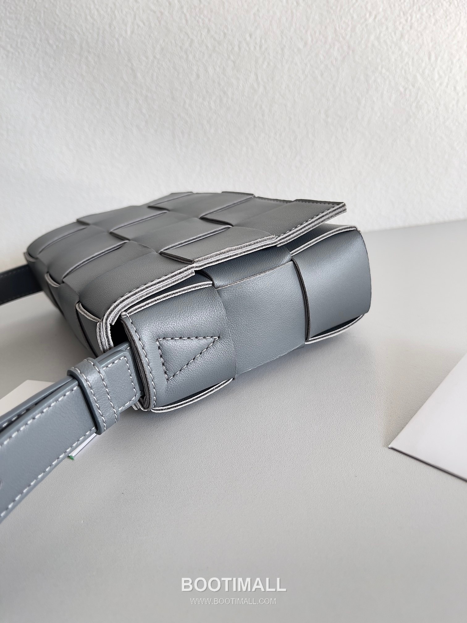 Bottega Veneta Cassette Intrecciato Lambskin Crossbody Bag with Triangle Stitch Detail 보테가베네타 카세트 인트레치아토 램스킨 크로스바디백 삼각 스티치 23cm 2