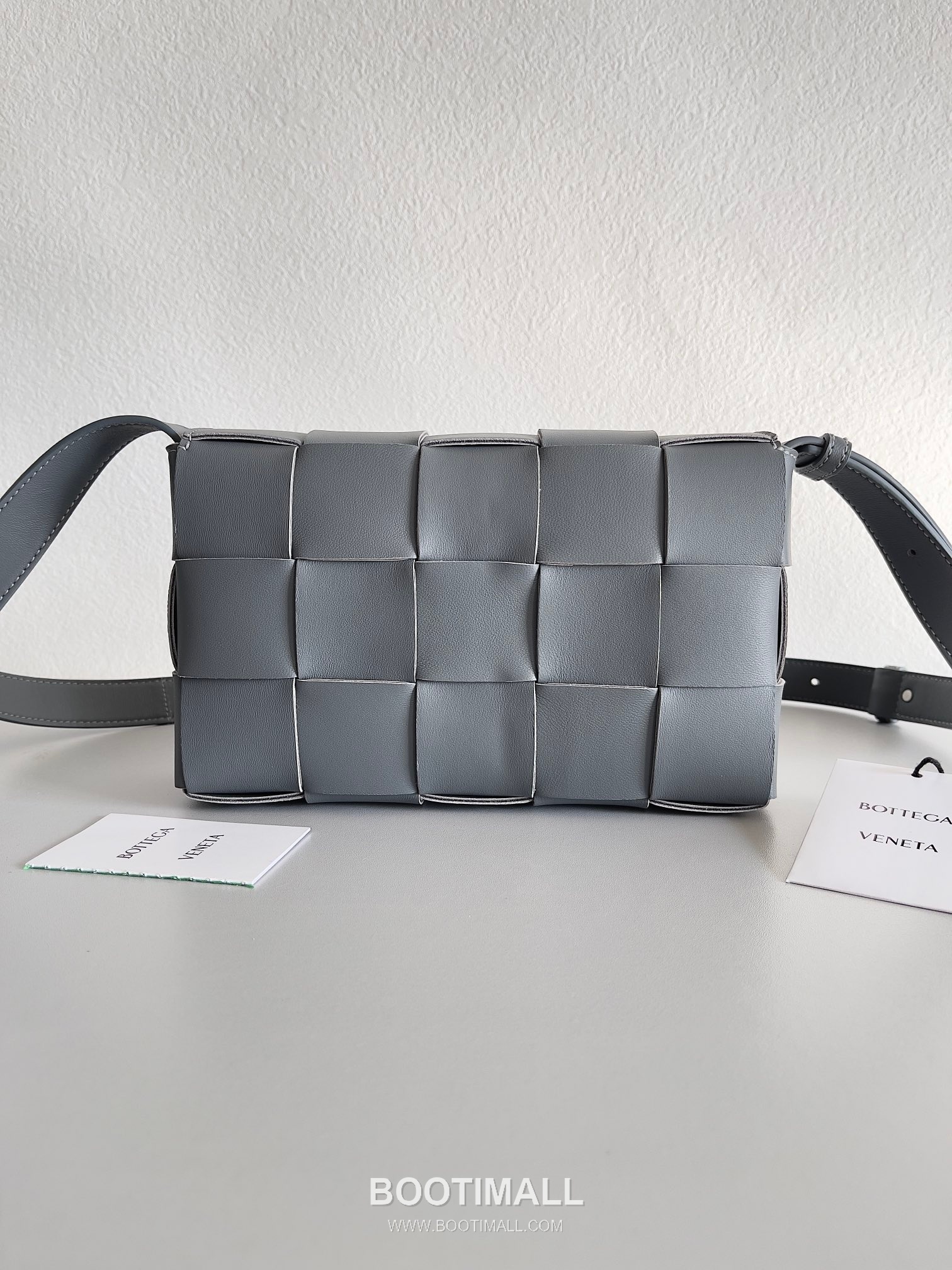 Bottega Veneta Cassette Intrecciato Lambskin Crossbody Bag with Triangle Stitch Detail 보테가베네타 카세트 인트레치아토 램스킨 크로스바디백 삼각 스티치 23cm 3