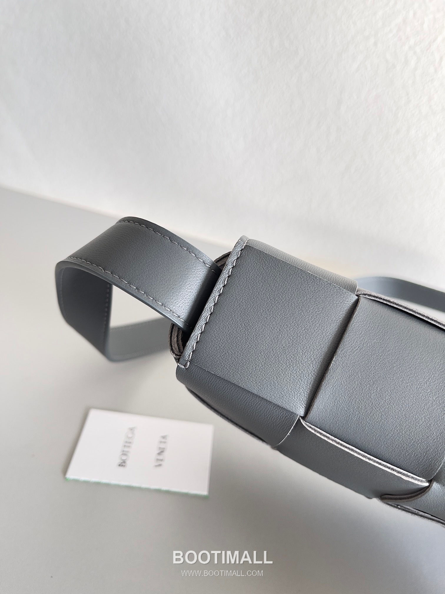 Bottega Veneta Cassette Intrecciato Lambskin Crossbody Bag with Triangle Stitch Detail 보테가베네타 카세트 인트레치아토 램스킨 크로스바디백 삼각 스티치 23cm 4