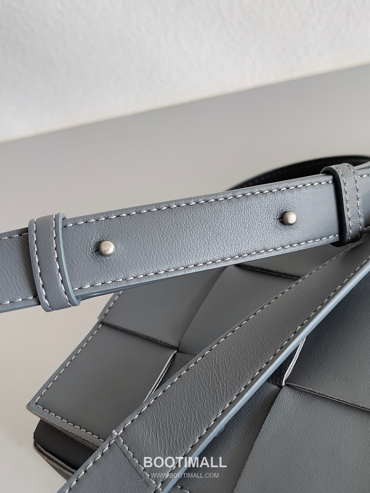 Bottega Veneta Cassette Intrecciato Lambskin Crossbody Bag with Triangle Stitch Detail 보테가베네타 카세트 인트레치아토 램스킨 크로스바디백 삼각 스티치 23cm 5