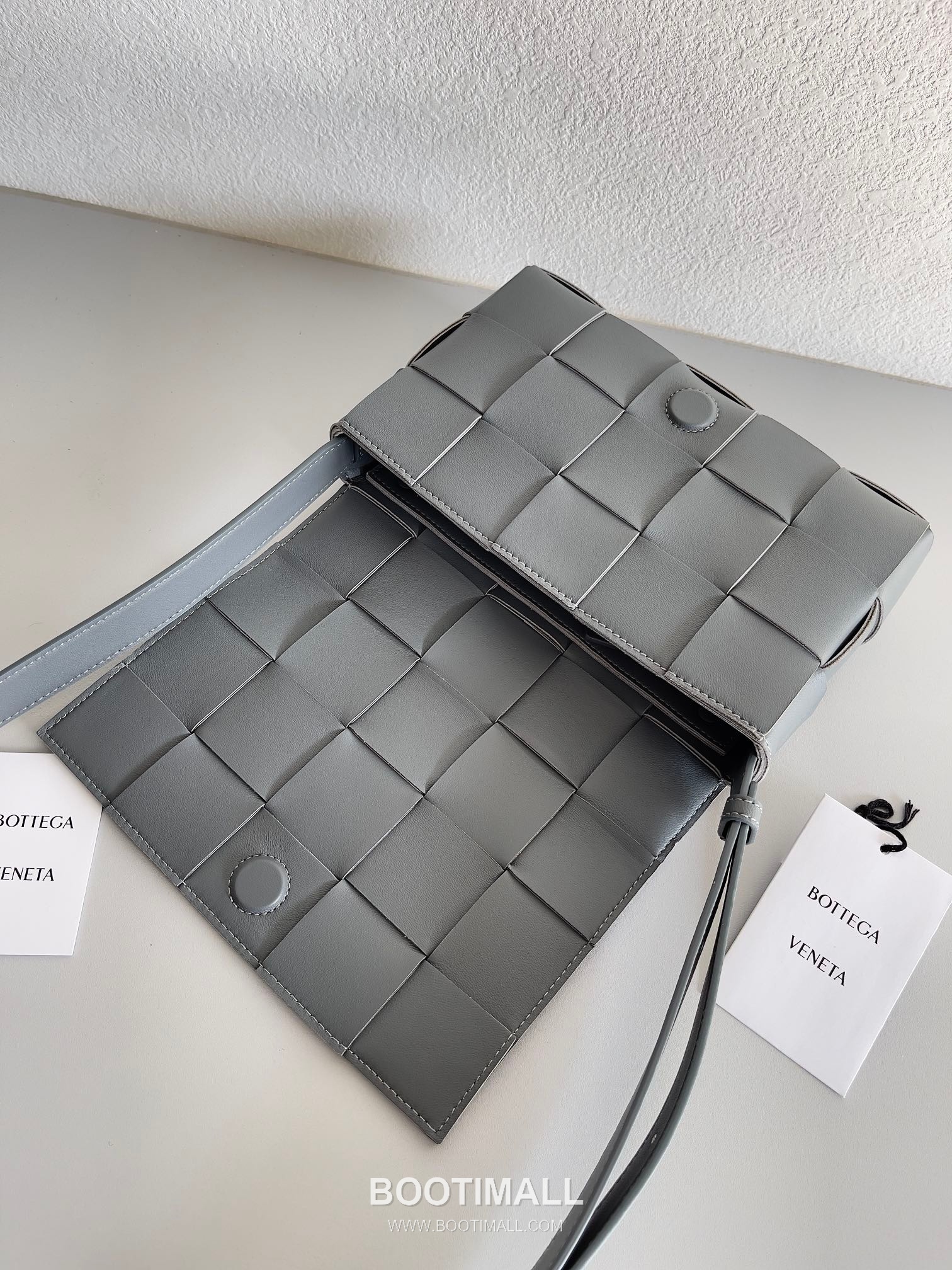 Bottega Veneta Cassette Intrecciato Lambskin Crossbody Bag with Triangle Stitch Detail 보테가베네타 카세트 인트레치아토 램스킨 크로스바디백 삼각 스티치 23cm 6