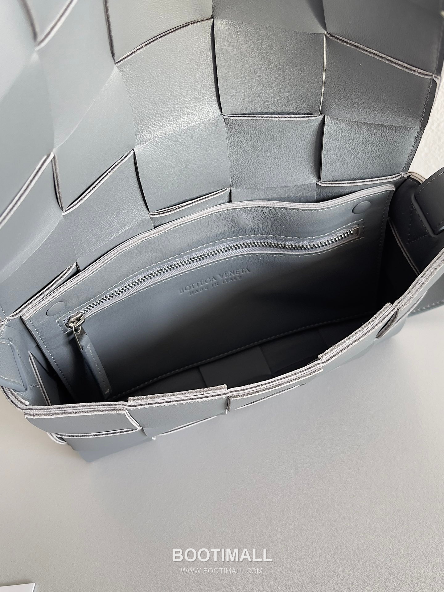 Bottega Veneta Cassette Intrecciato Lambskin Crossbody Bag with Triangle Stitch Detail 보테가베네타 카세트 인트레치아토 램스킨 크로스바디백 삼각 스티치 23cm 7